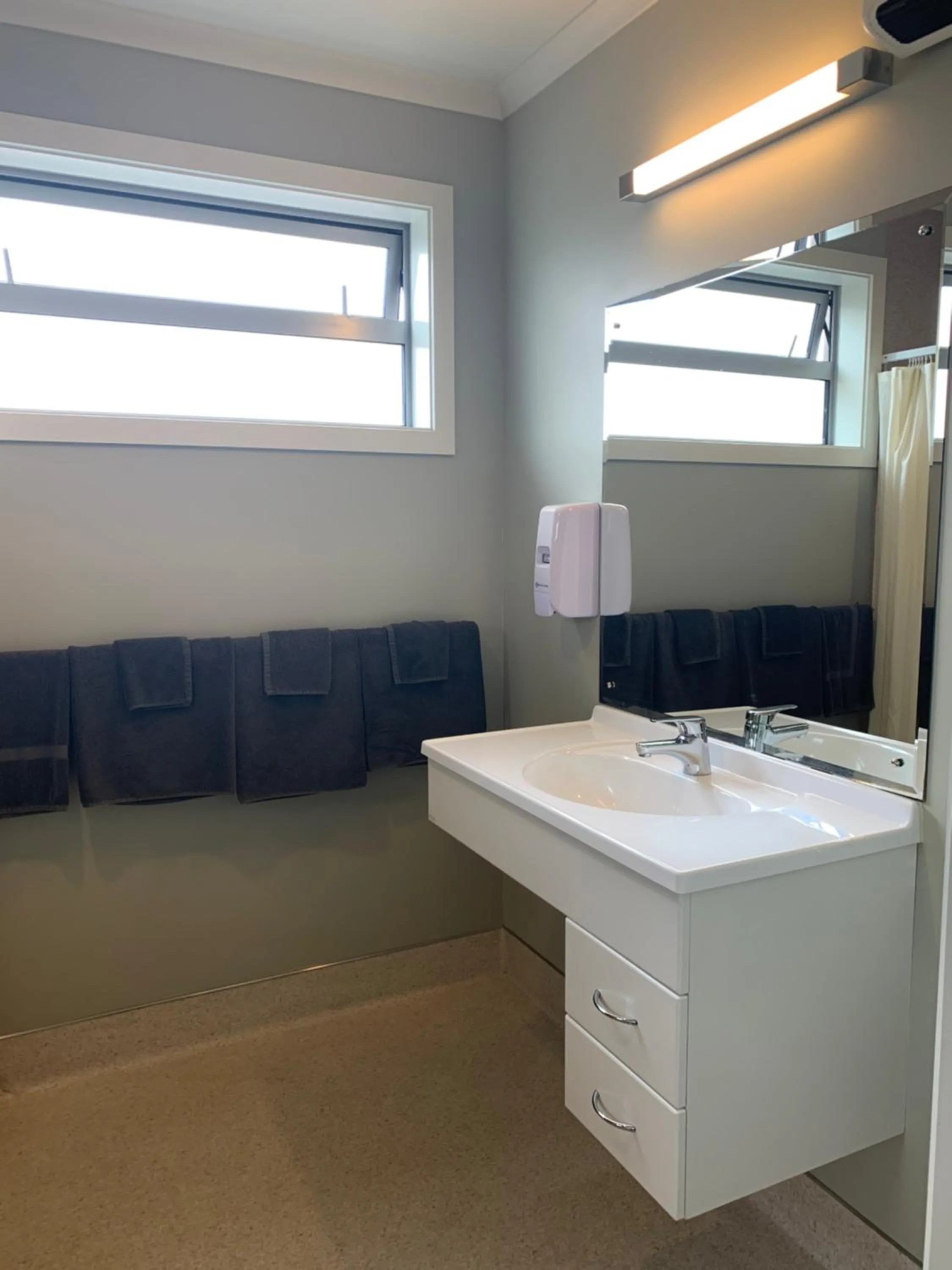 Bathroom in Kingswood Motel