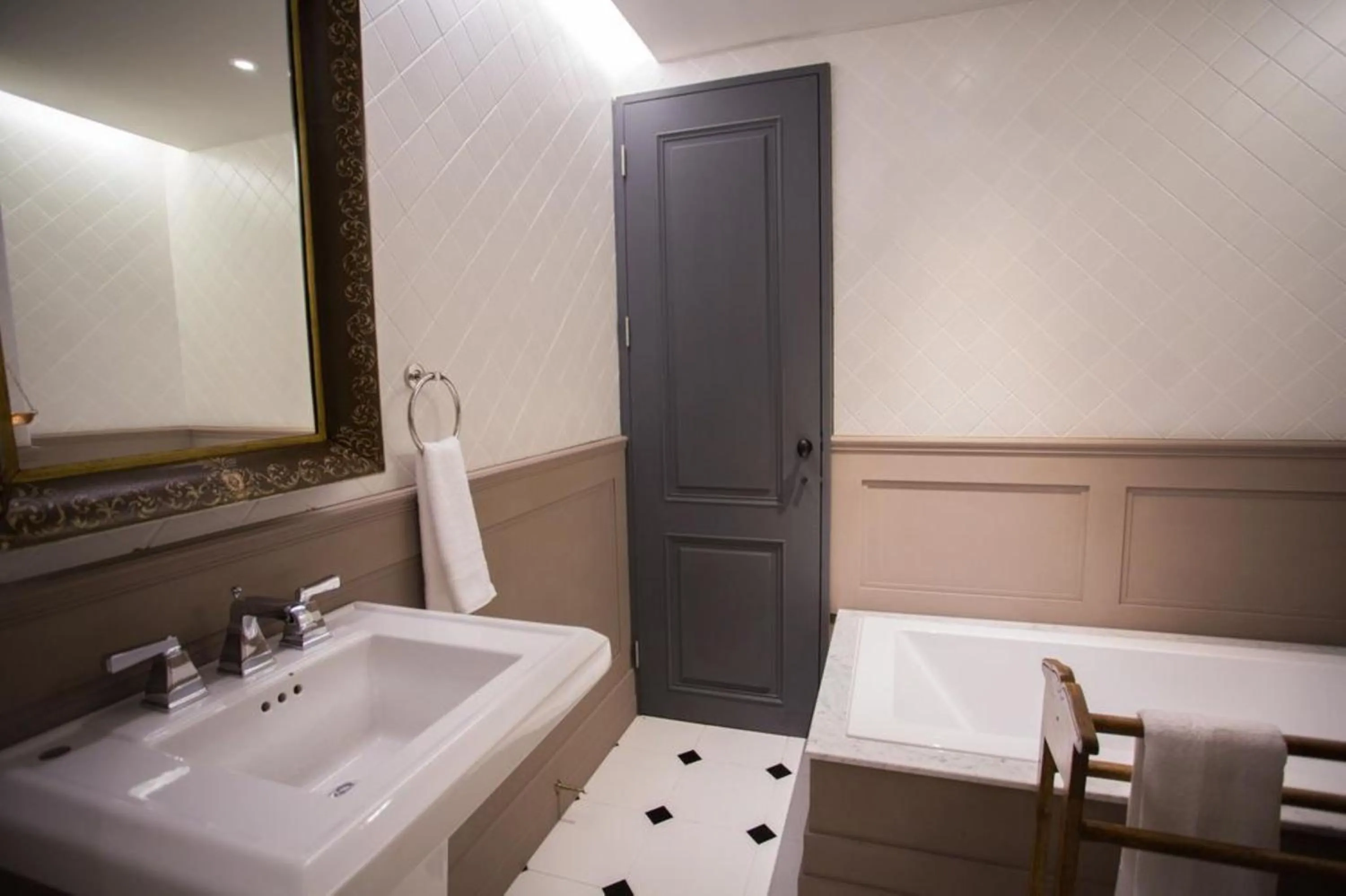 Decorative detail in Fun Simon