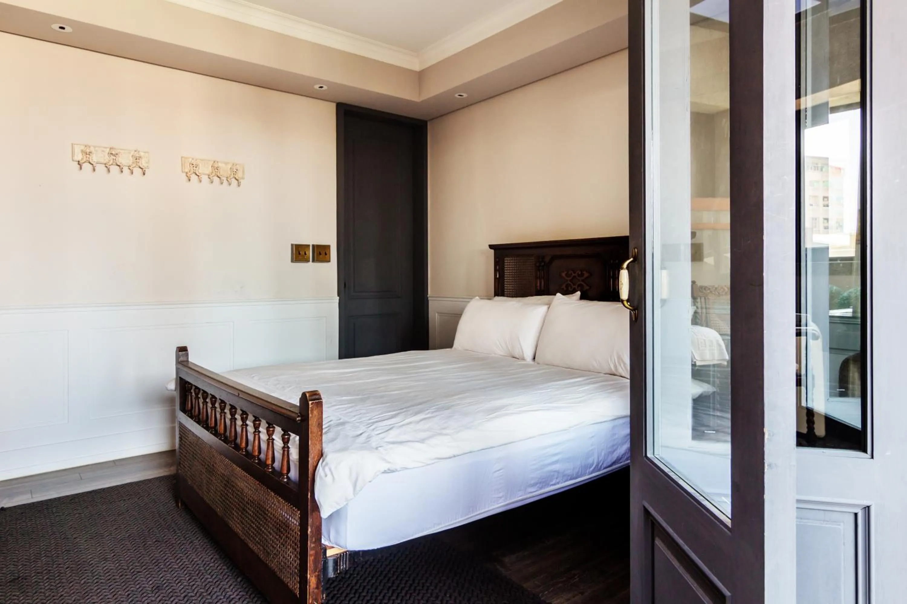 Photo of the whole room, Bed in Fun Simon