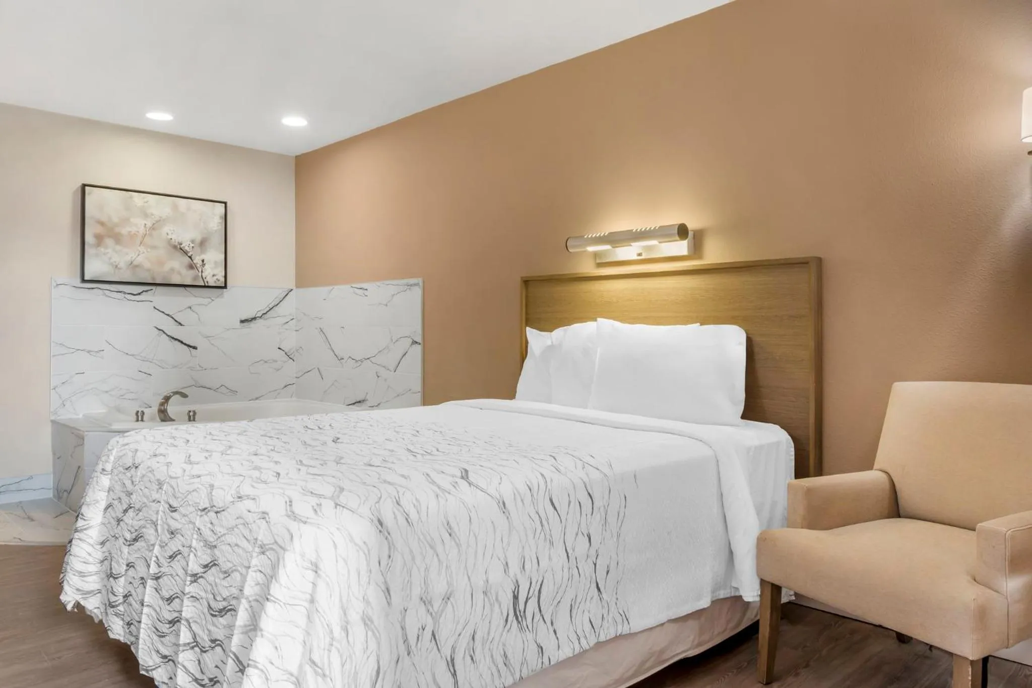 Photo of the whole room, Bed in Red Roof Inn Bowling Green