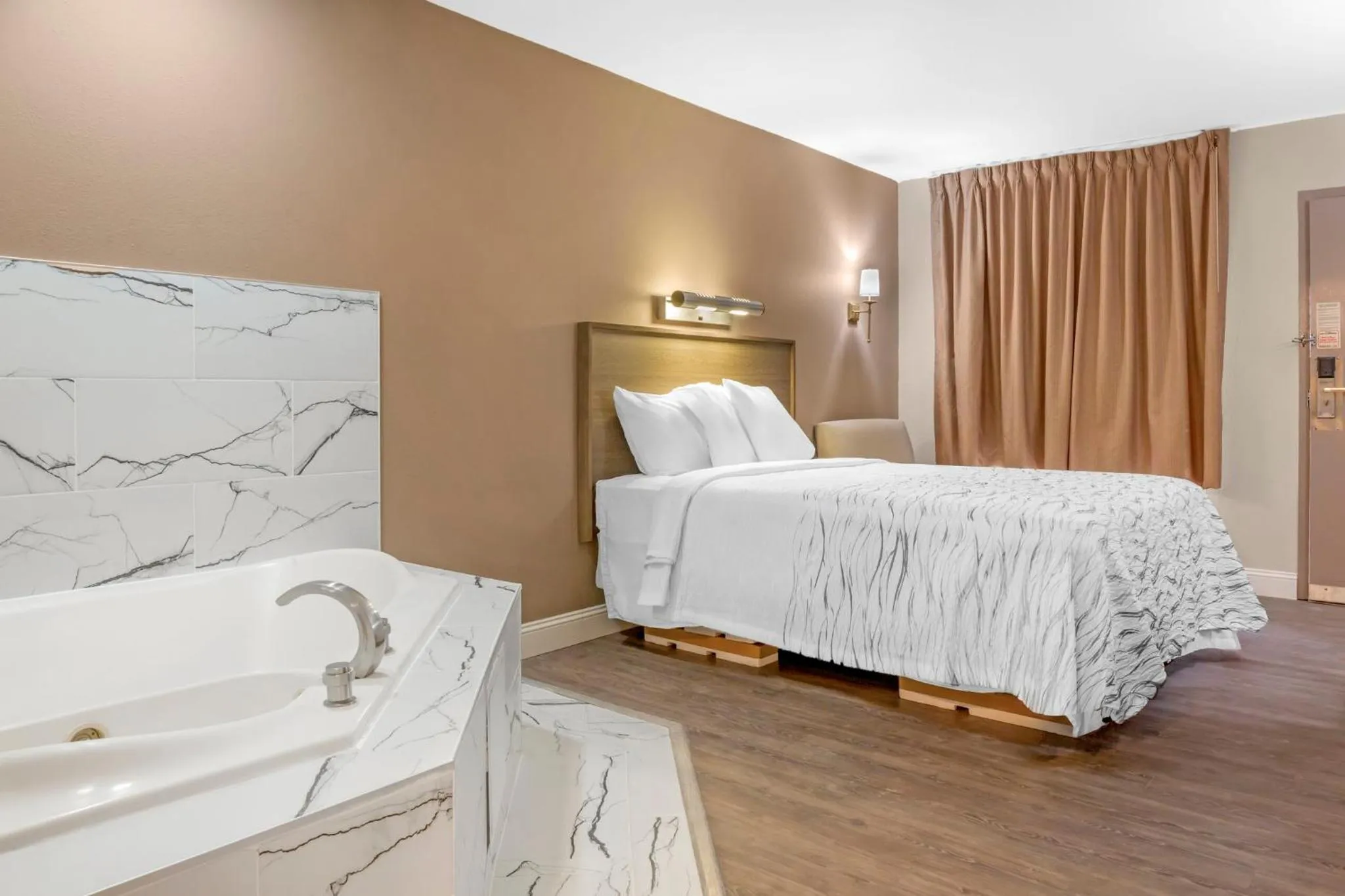 Photo of the whole room, Bed in Red Roof Inn Bowling Green