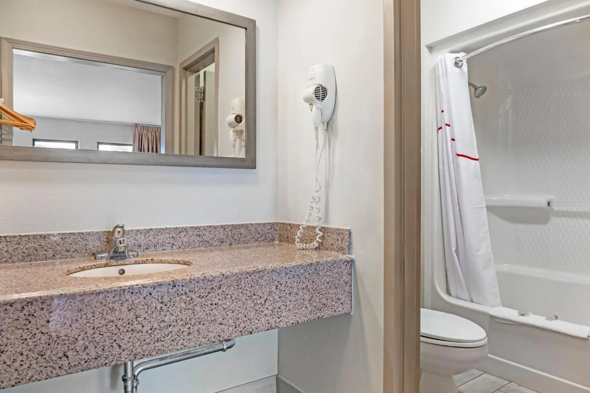 Bathroom in Red Roof Inn Bowling Green