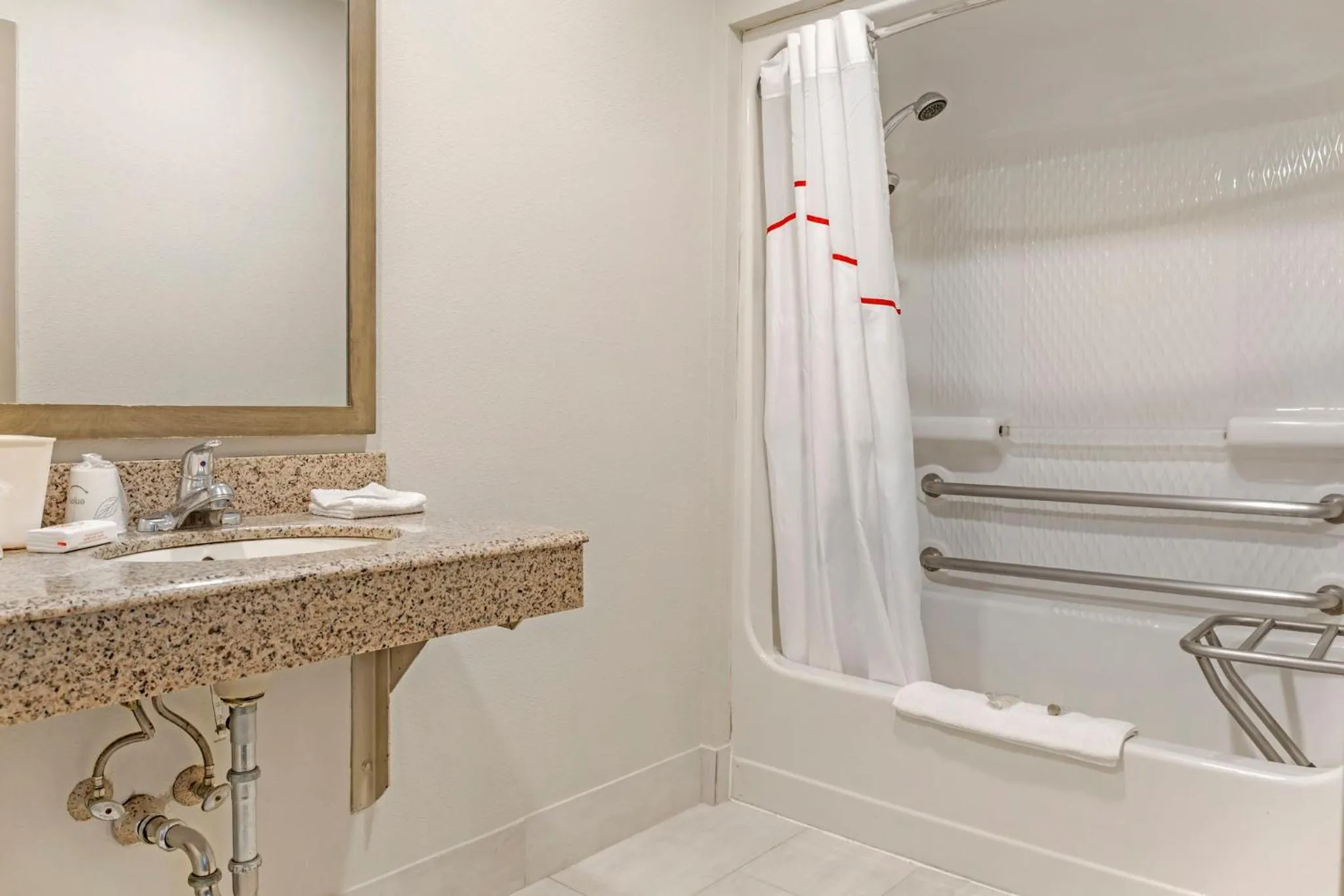 Bathroom in Red Roof Inn Bowling Green