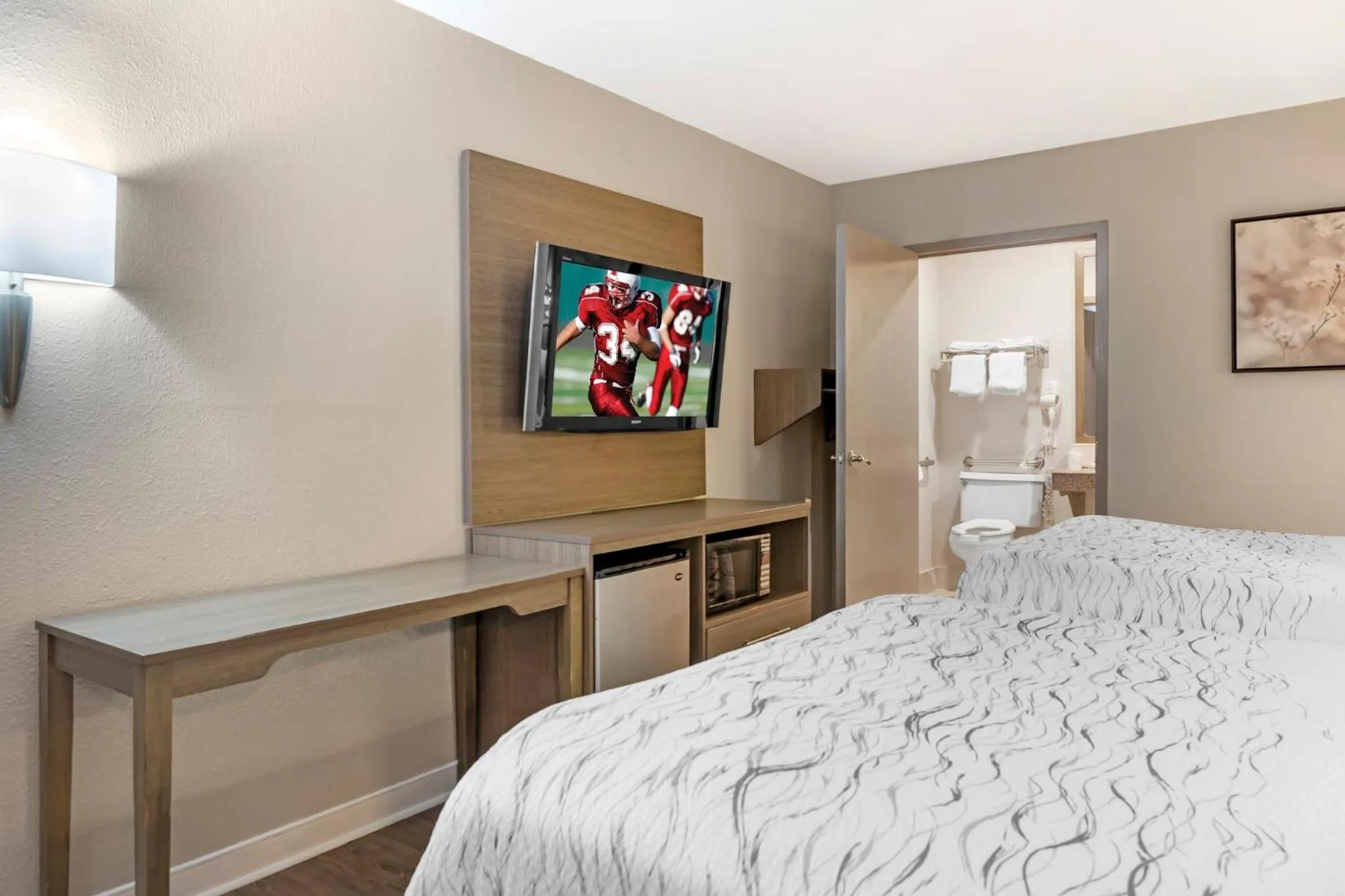 Photo of the whole room, Bed in Red Roof Inn Bowling Green