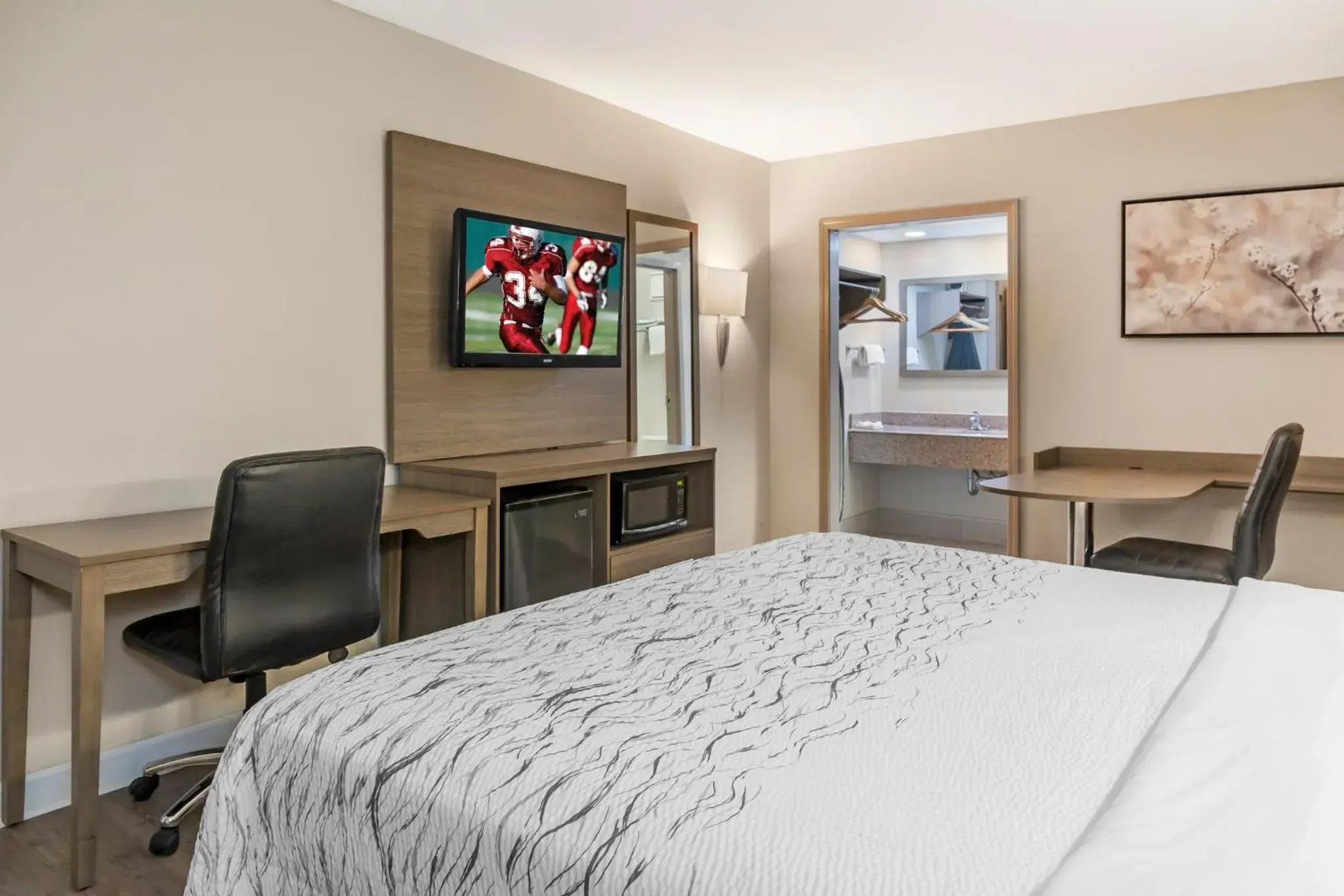 Superior King Room Smoking in Red Roof Inn Bowling Green Superior King Room Smoking in Red Roof Inn Bowling Green