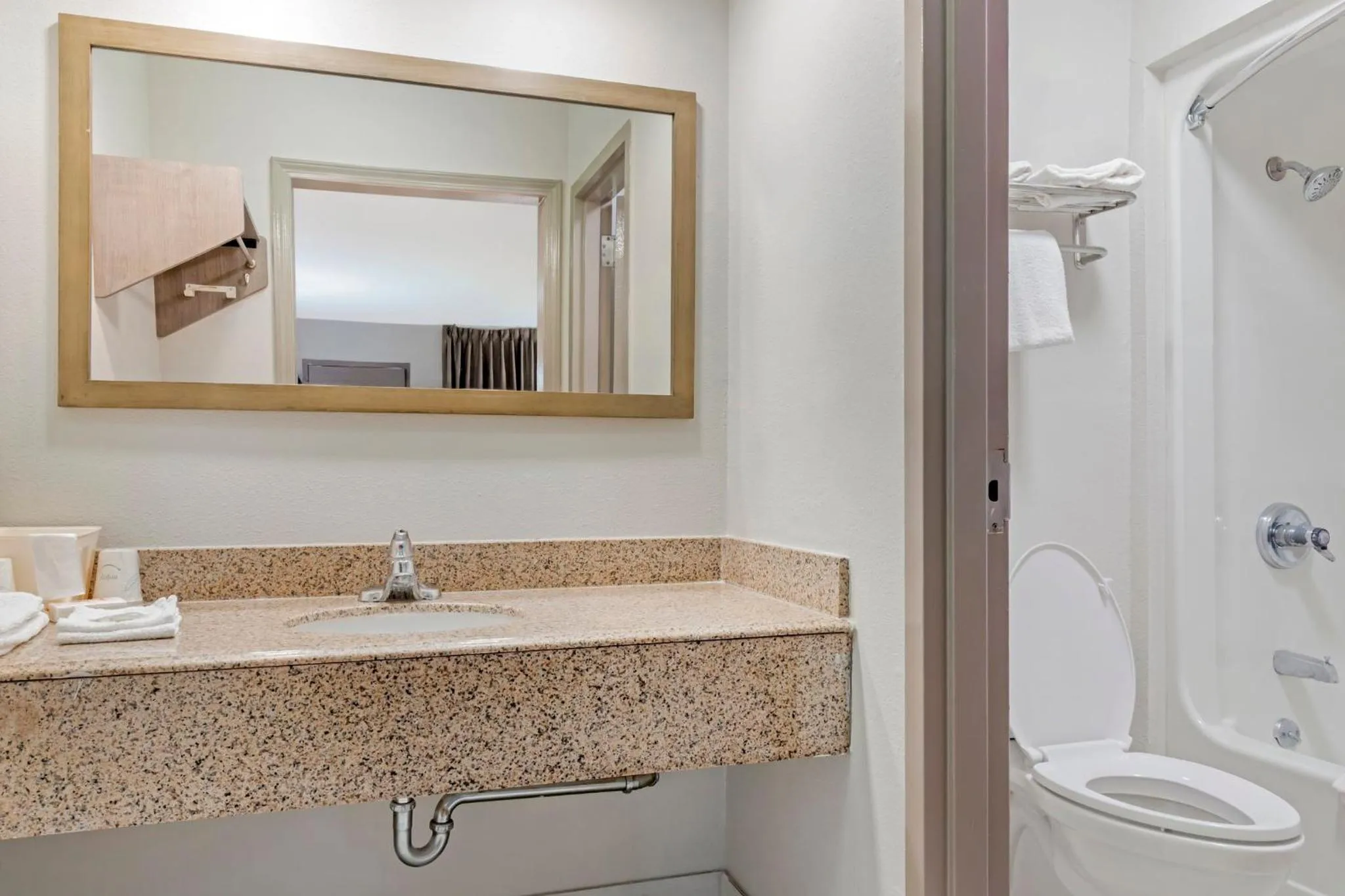 Bathroom in Red Roof Inn Bowling Green