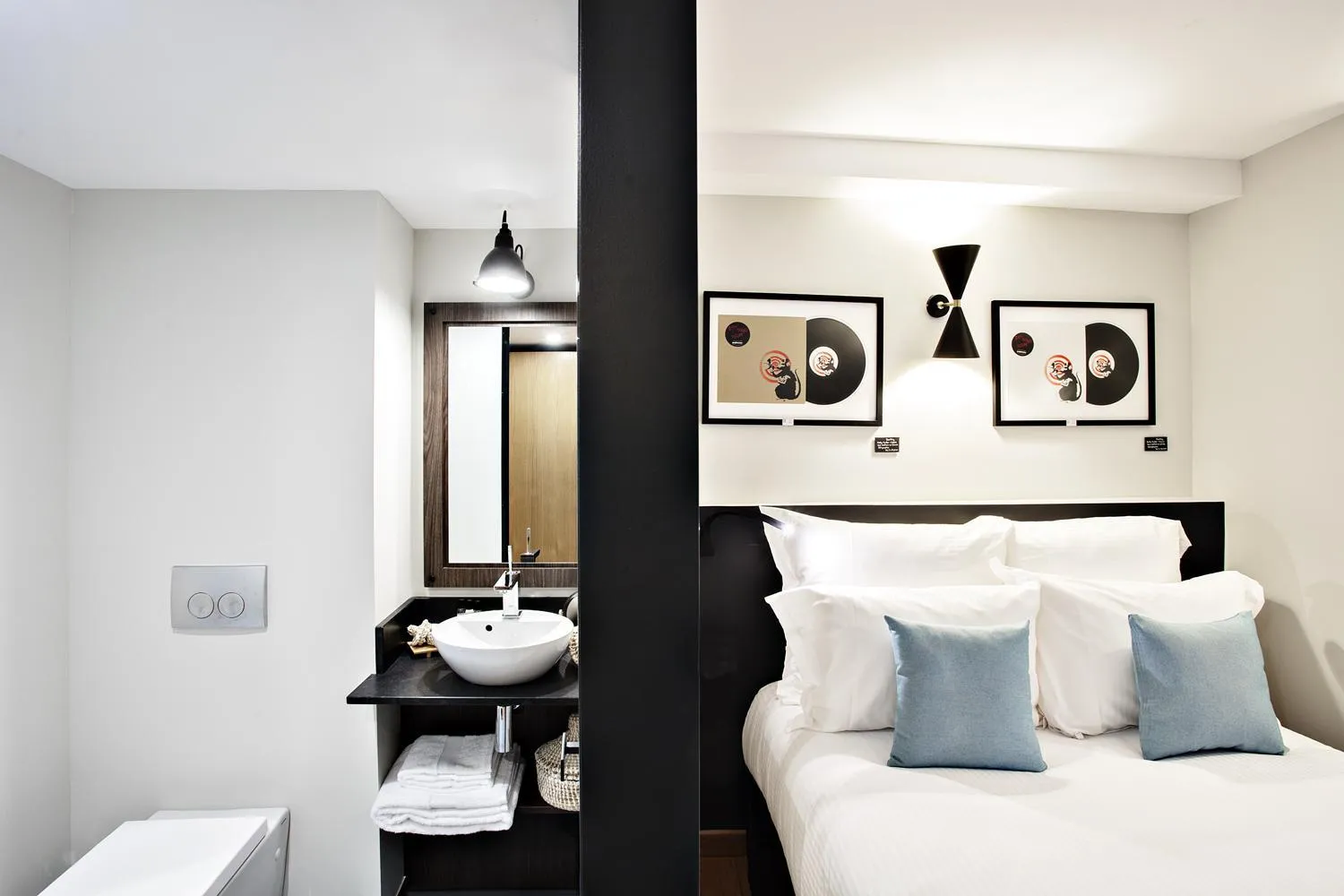 Bathroom, Bed in Boutique Hotel Villa du Taur