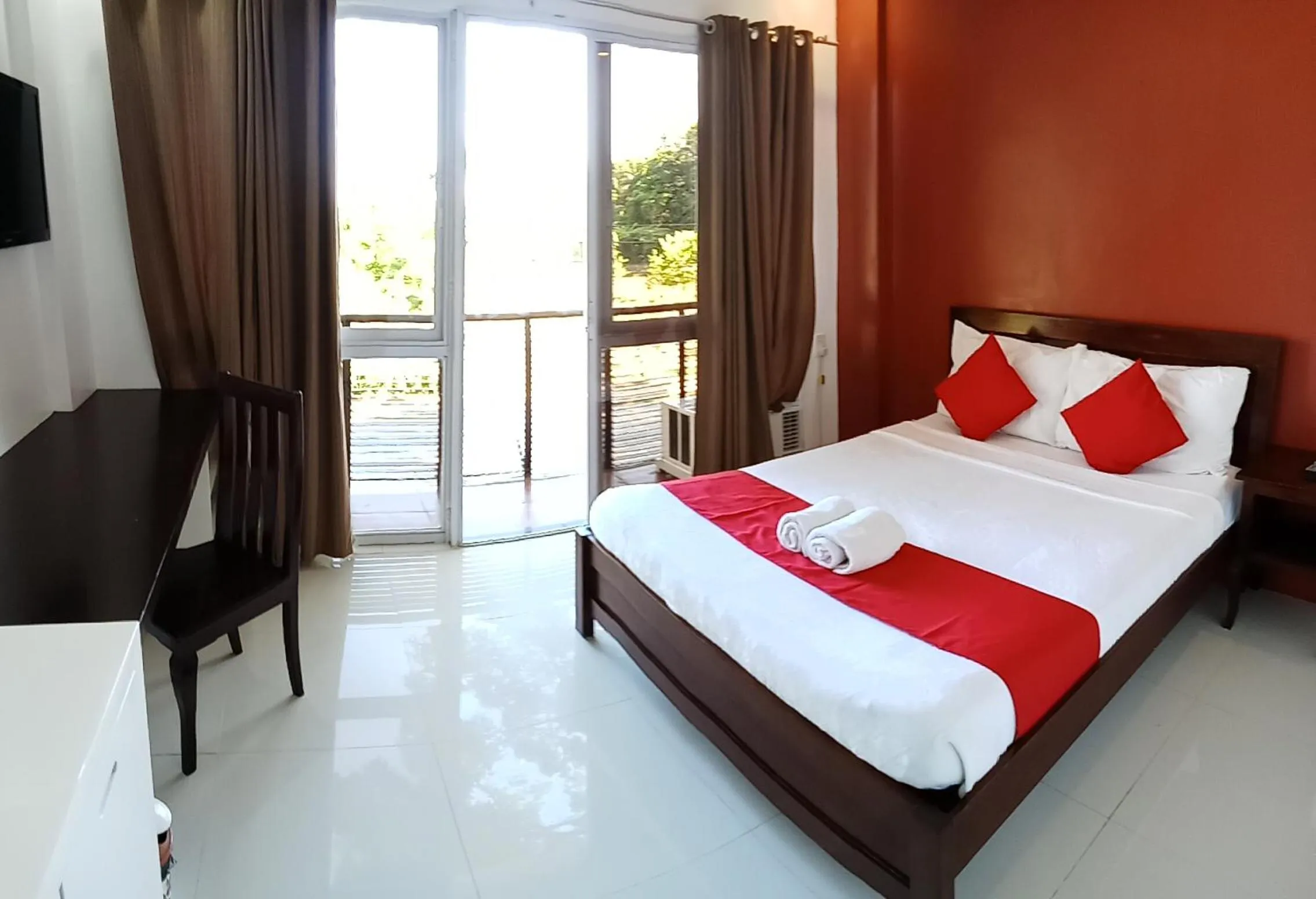 Balcony/Terrace, Bed in Royale Parc Hotel Puerto Princesa Palawan