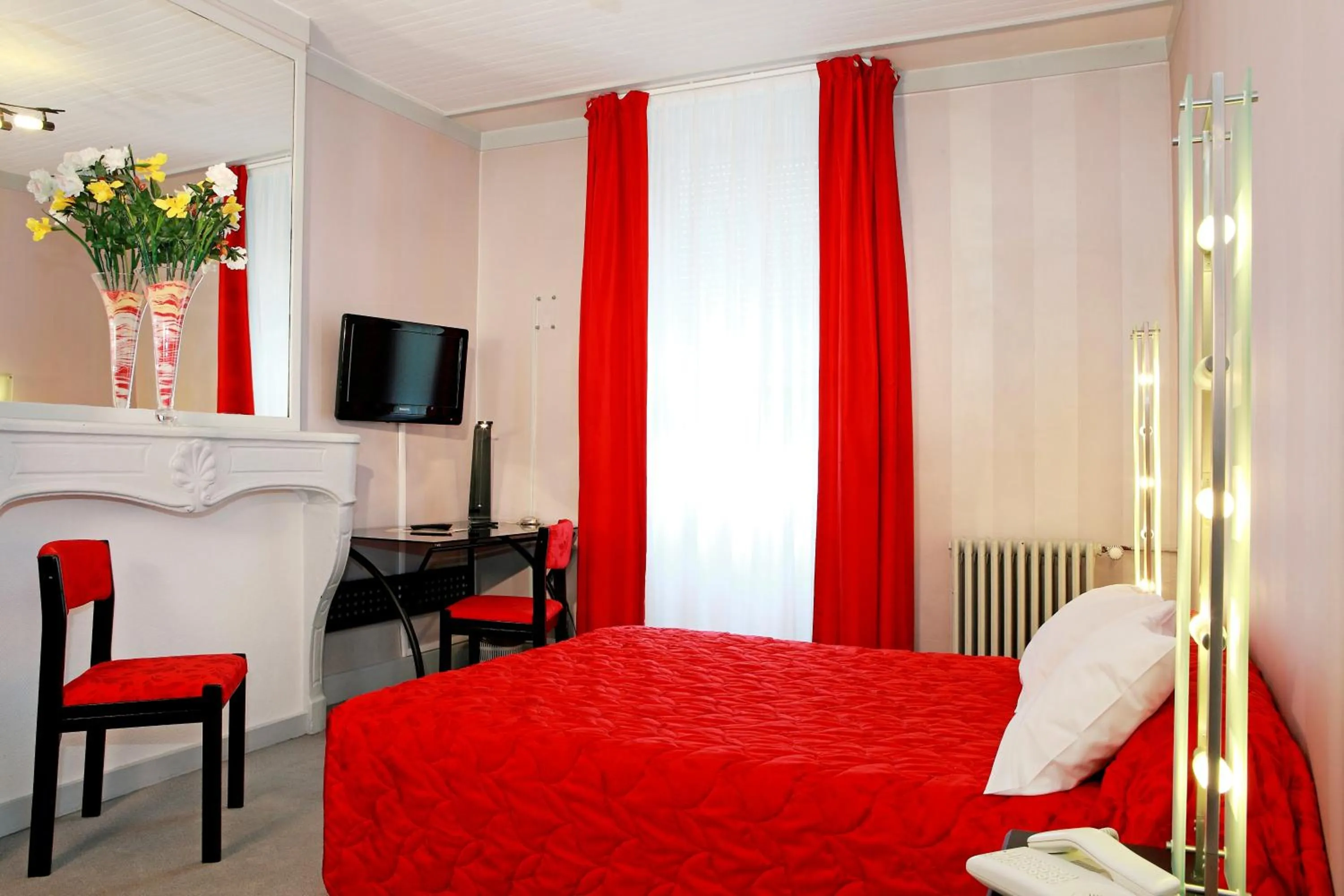 Photo of the whole room, Bed in Hôtel de La Cloche