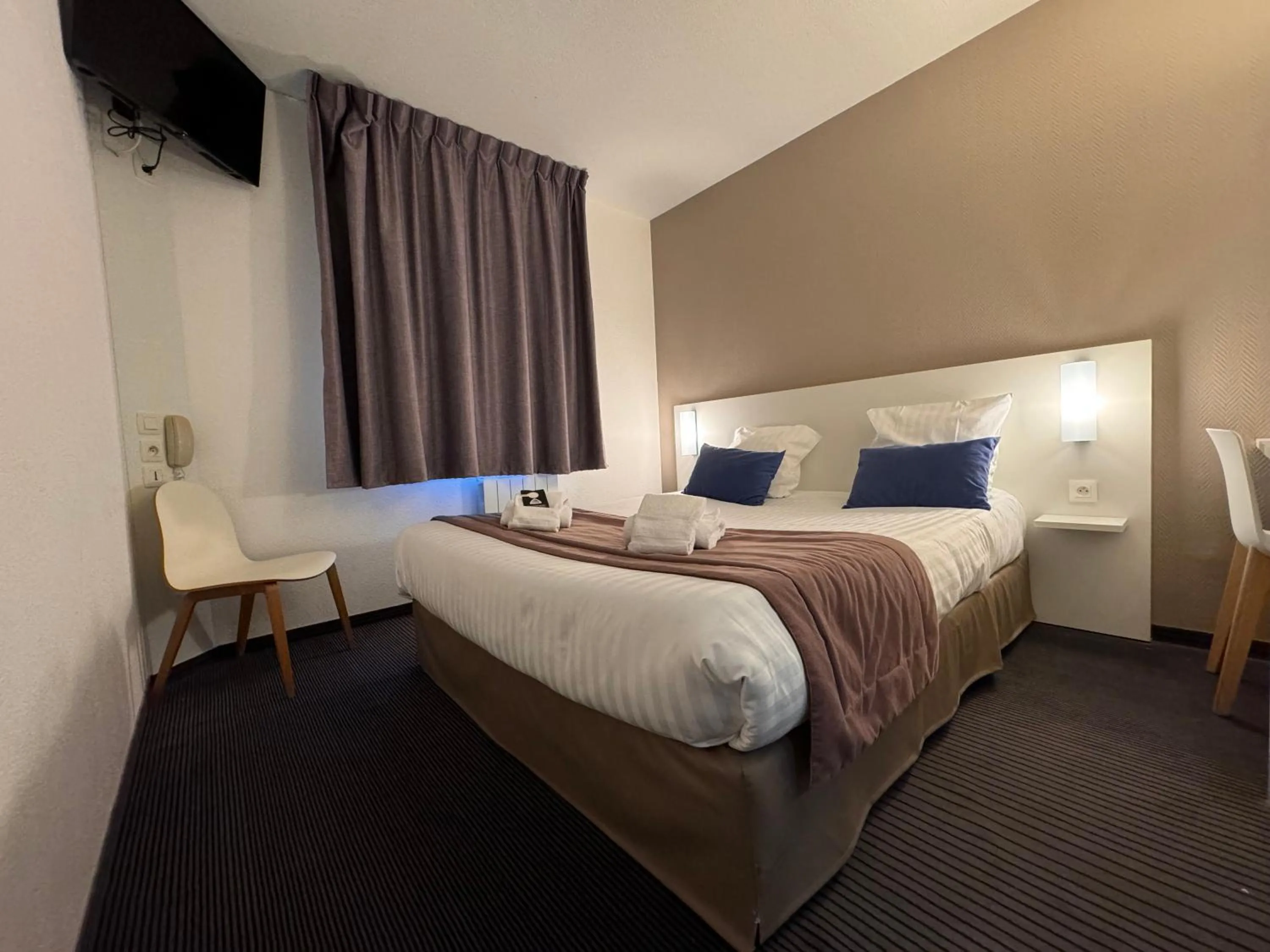 Bed in Le 2 by Hotel Akena - Nantes Beaujoire, Porte de Sainte Luce