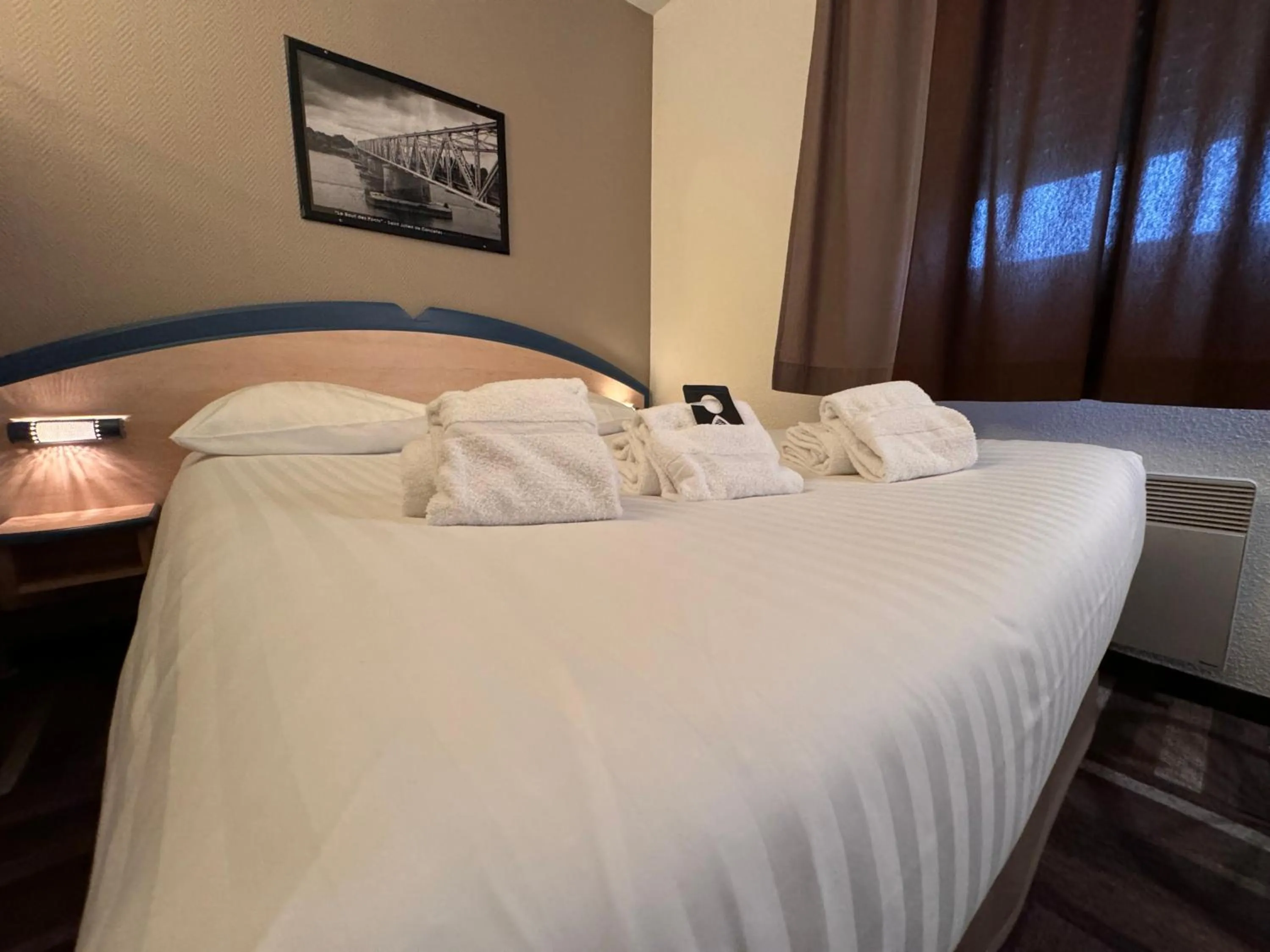 Bed in Le 2 by Hotel Akena - Nantes Beaujoire, Porte de Sainte Luce