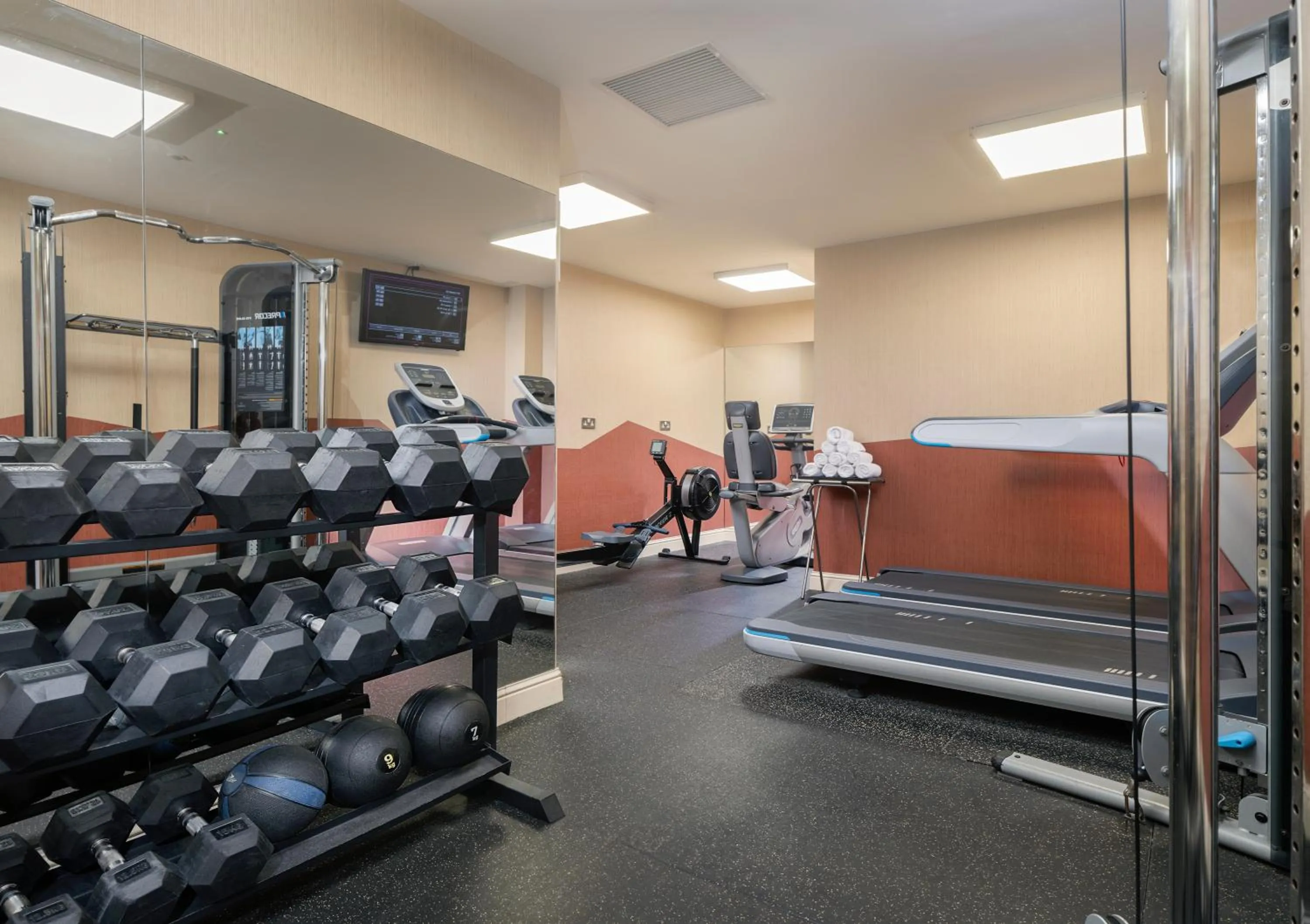 Fitness centre/facilities in Academy Plaza Hotel
