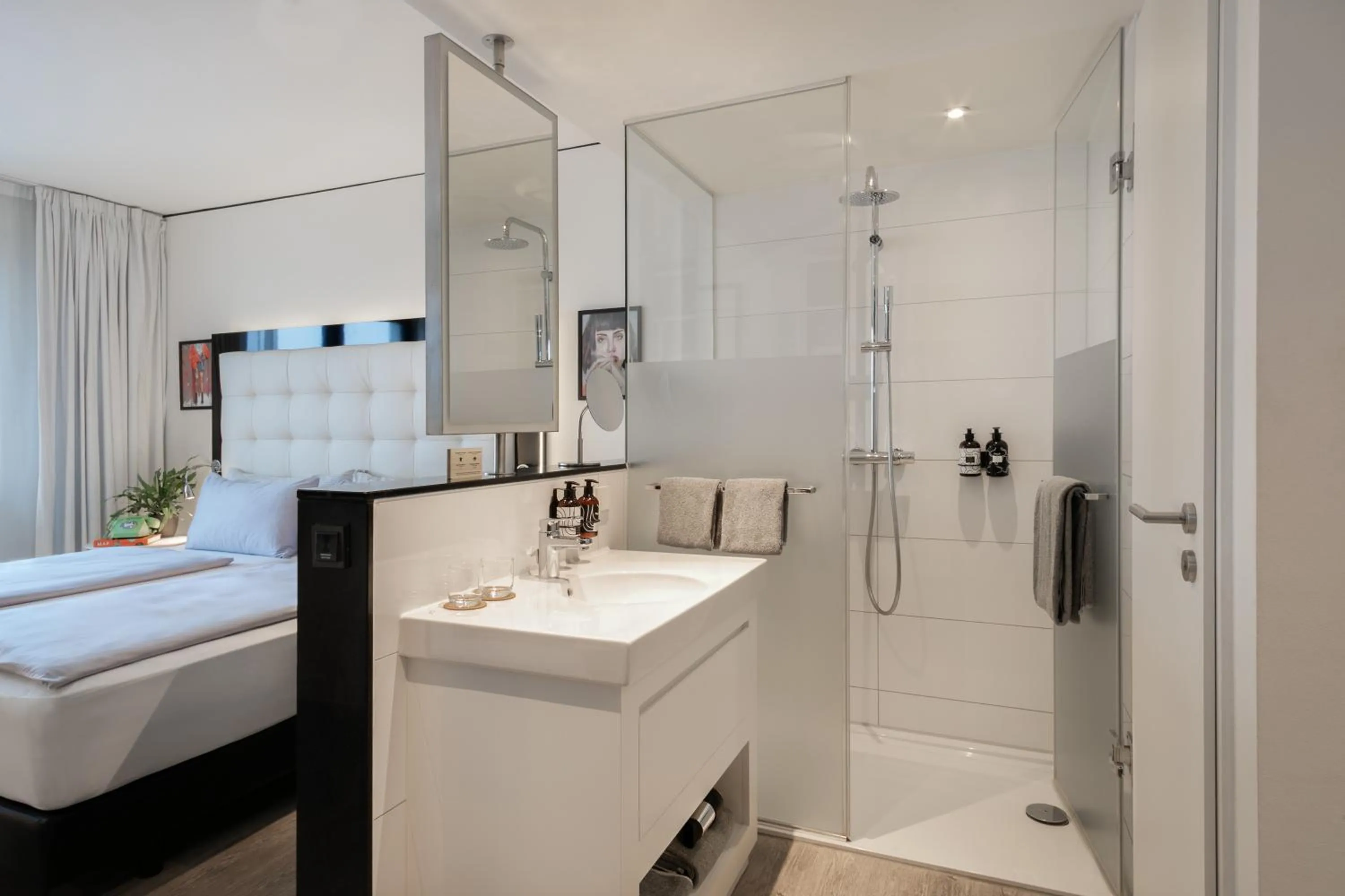 Bathroom, Bed in INNSiDE by Meliá Hamburg Hafen