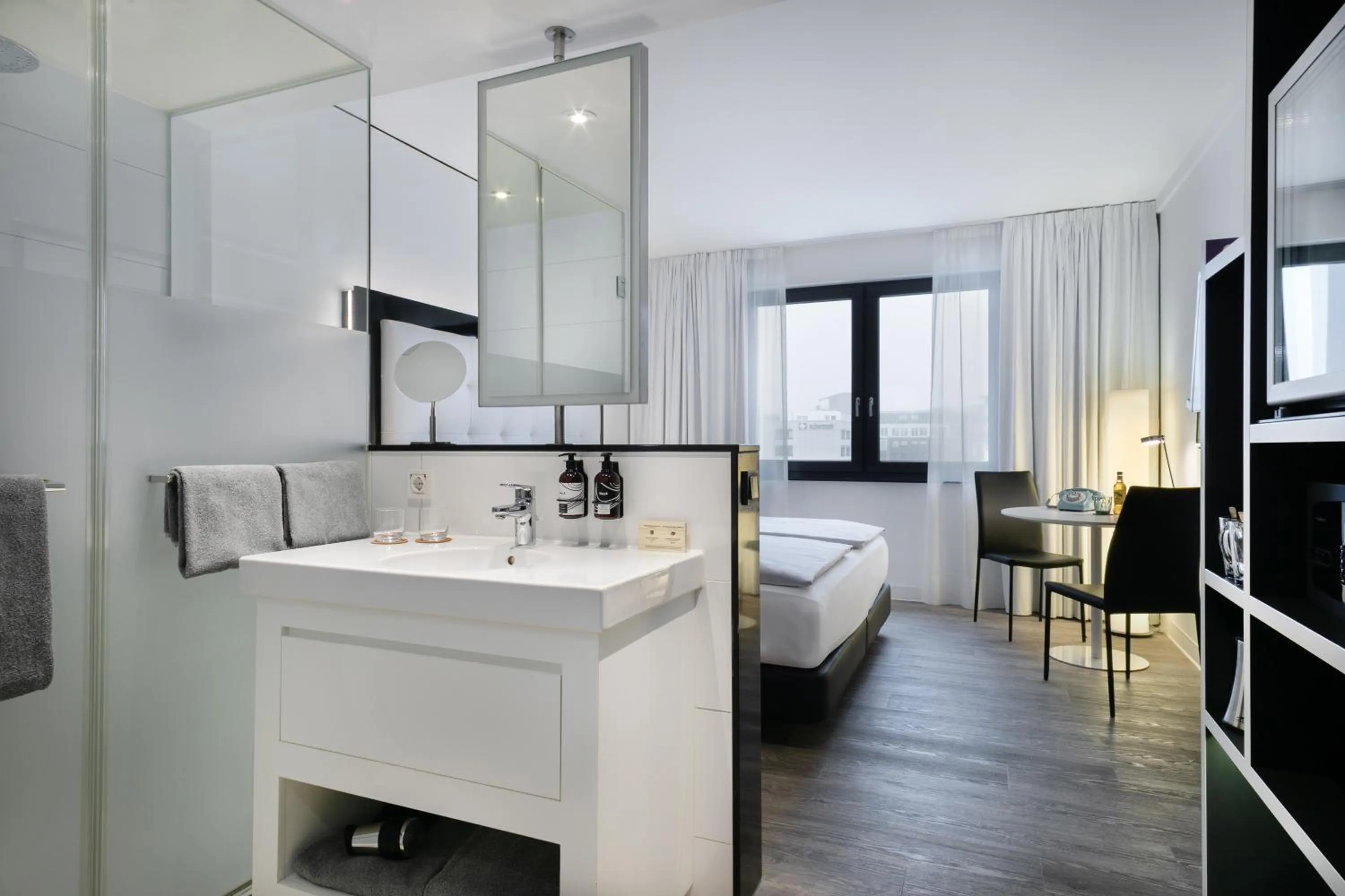 Bathroom, Bed in INNSiDE by Meliá Hamburg Hafen