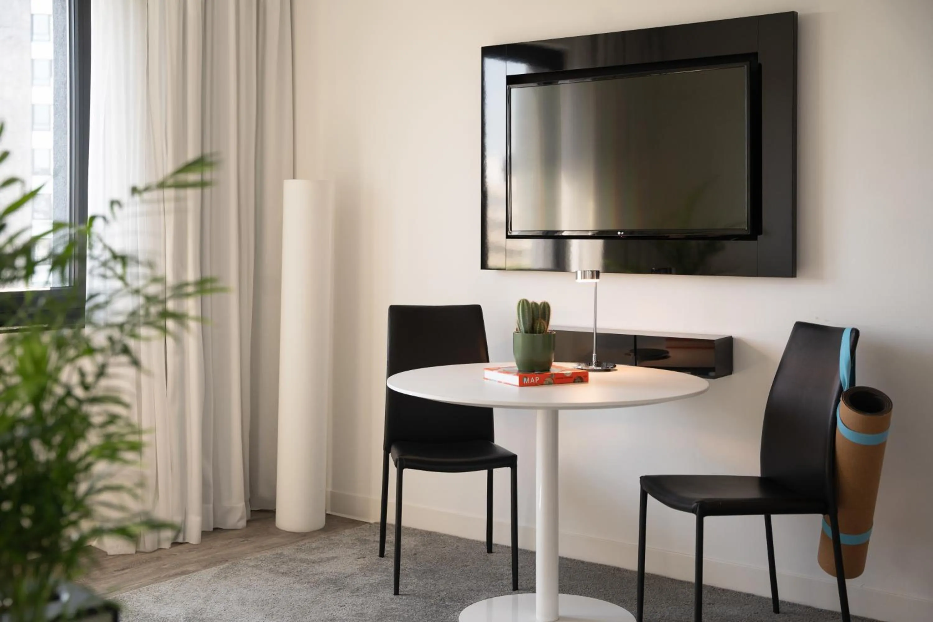 TV and multimedia in INNSiDE by Meliá Hamburg Hafen