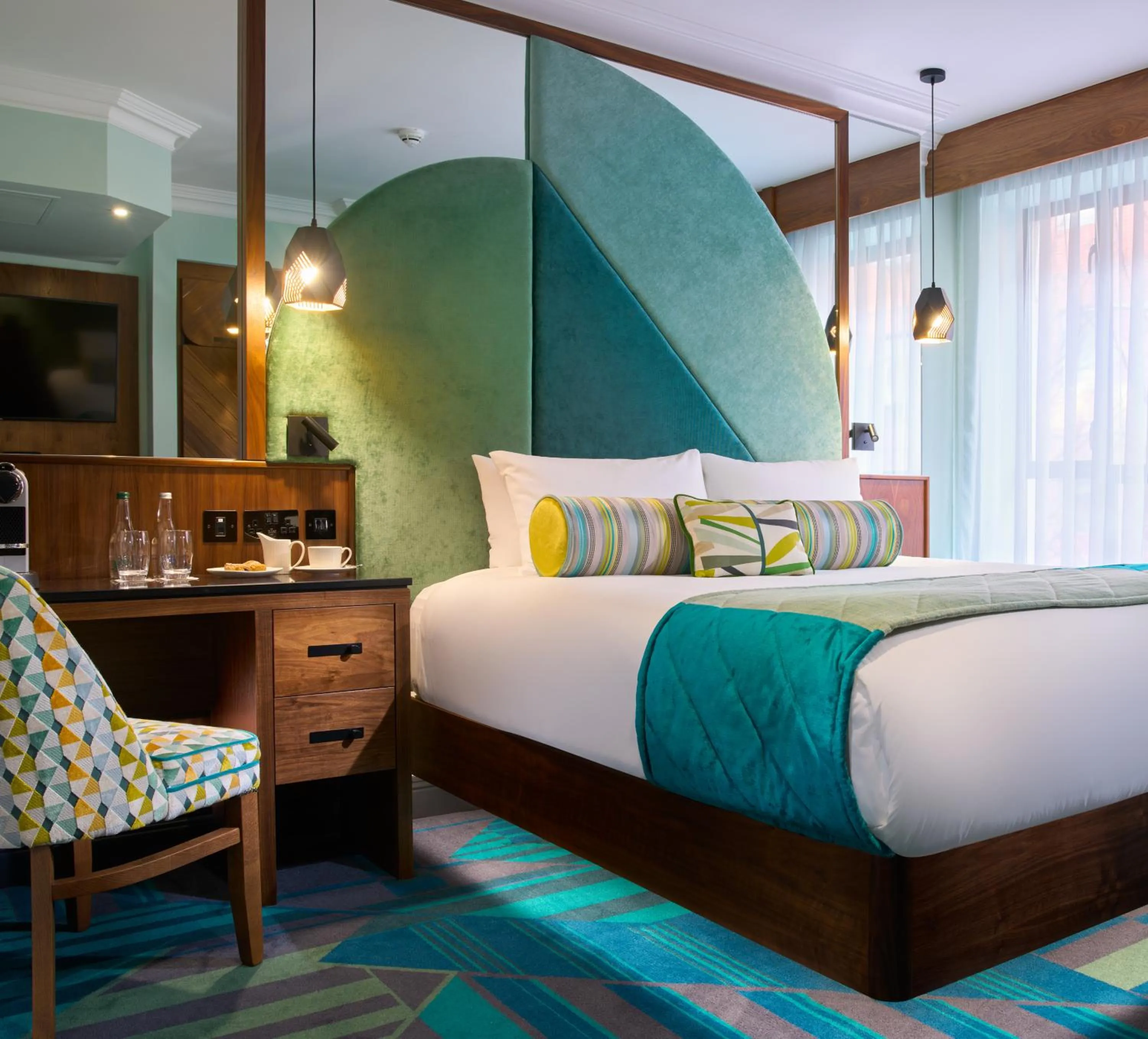 Property building, Bed in Arthaus Hotel