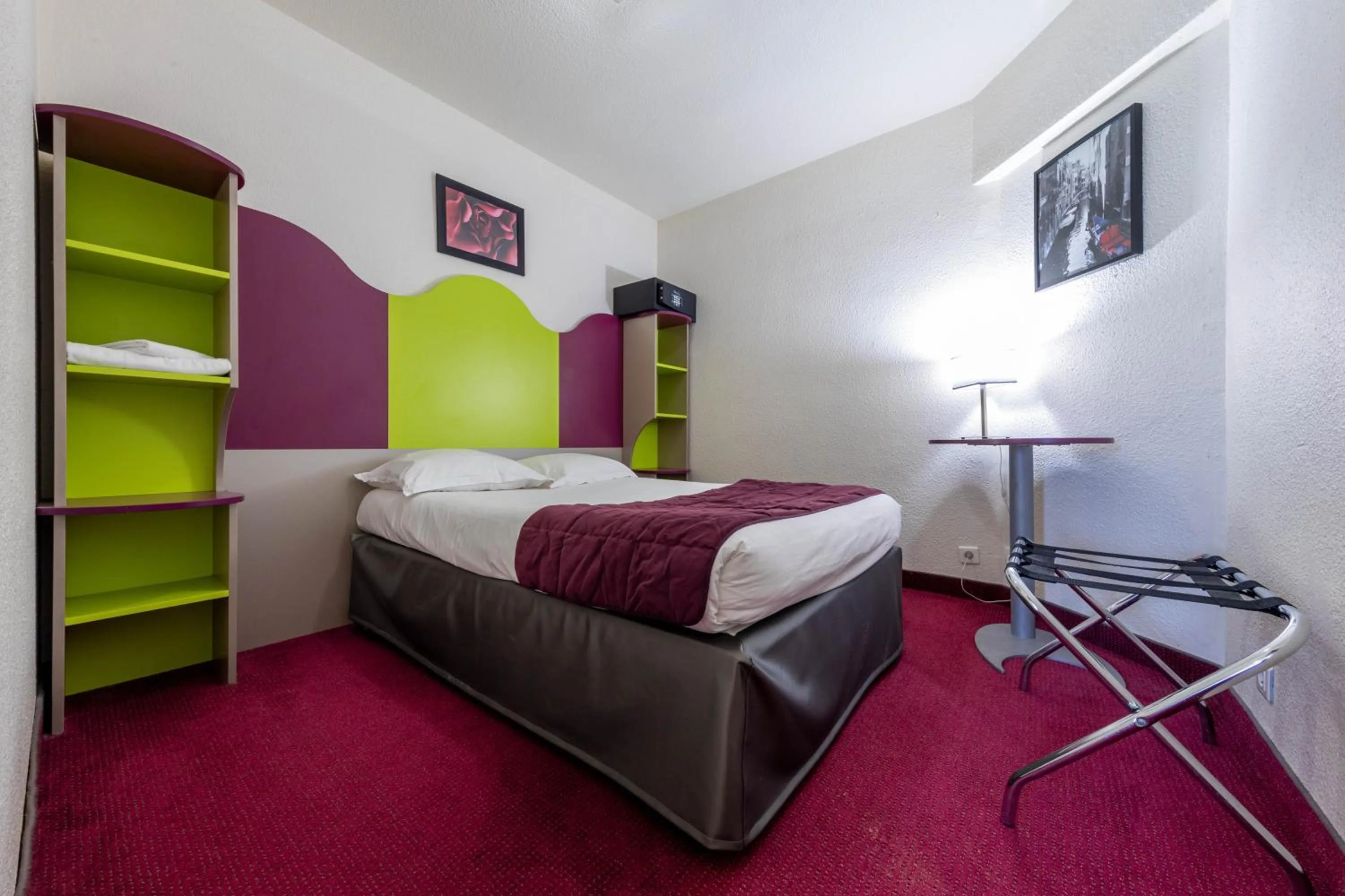 Bedroom, Bed in Logis Hotel Noemys pont de l'Etoile