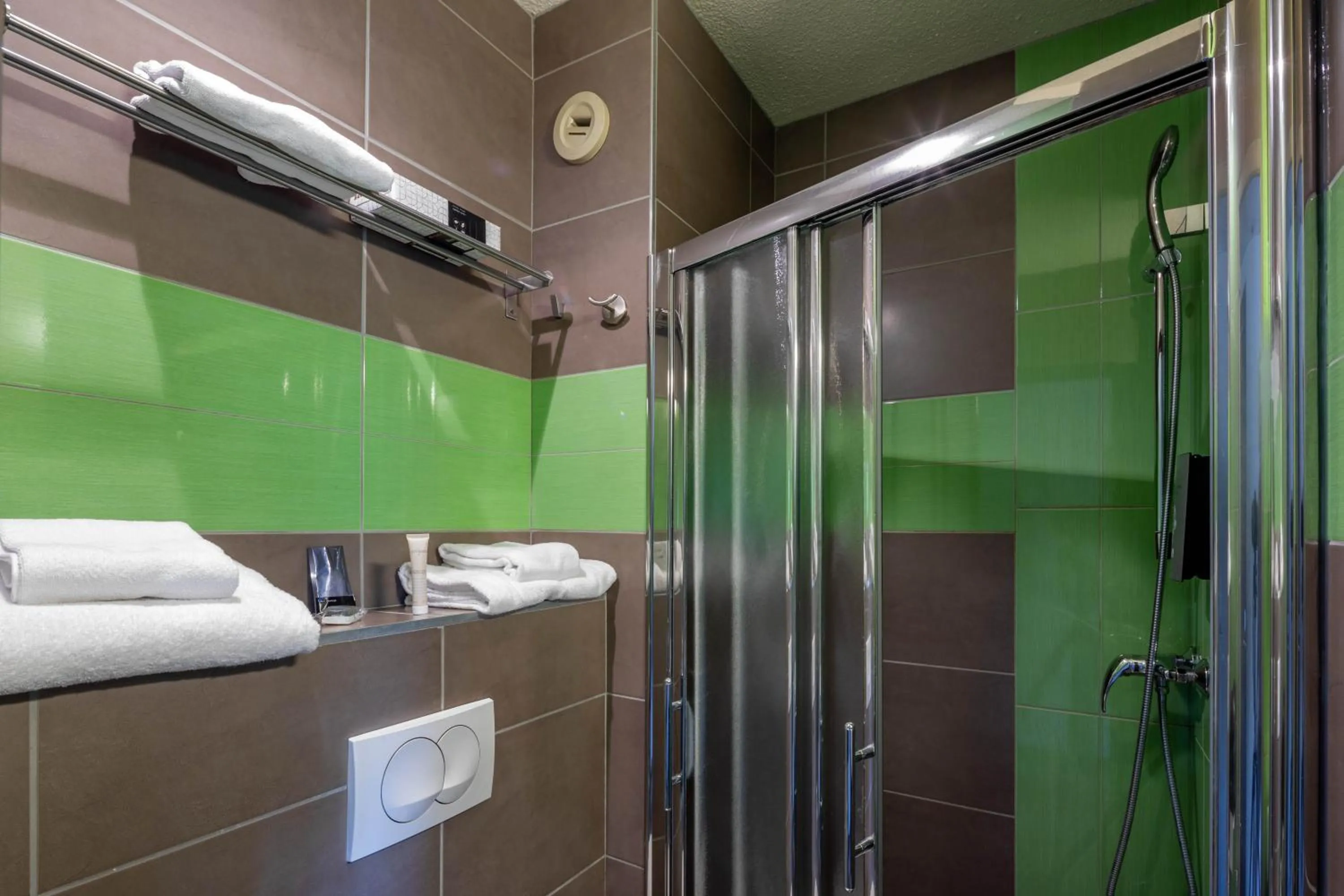 Bathroom in Logis Hotel Noemys pont de l'Etoile