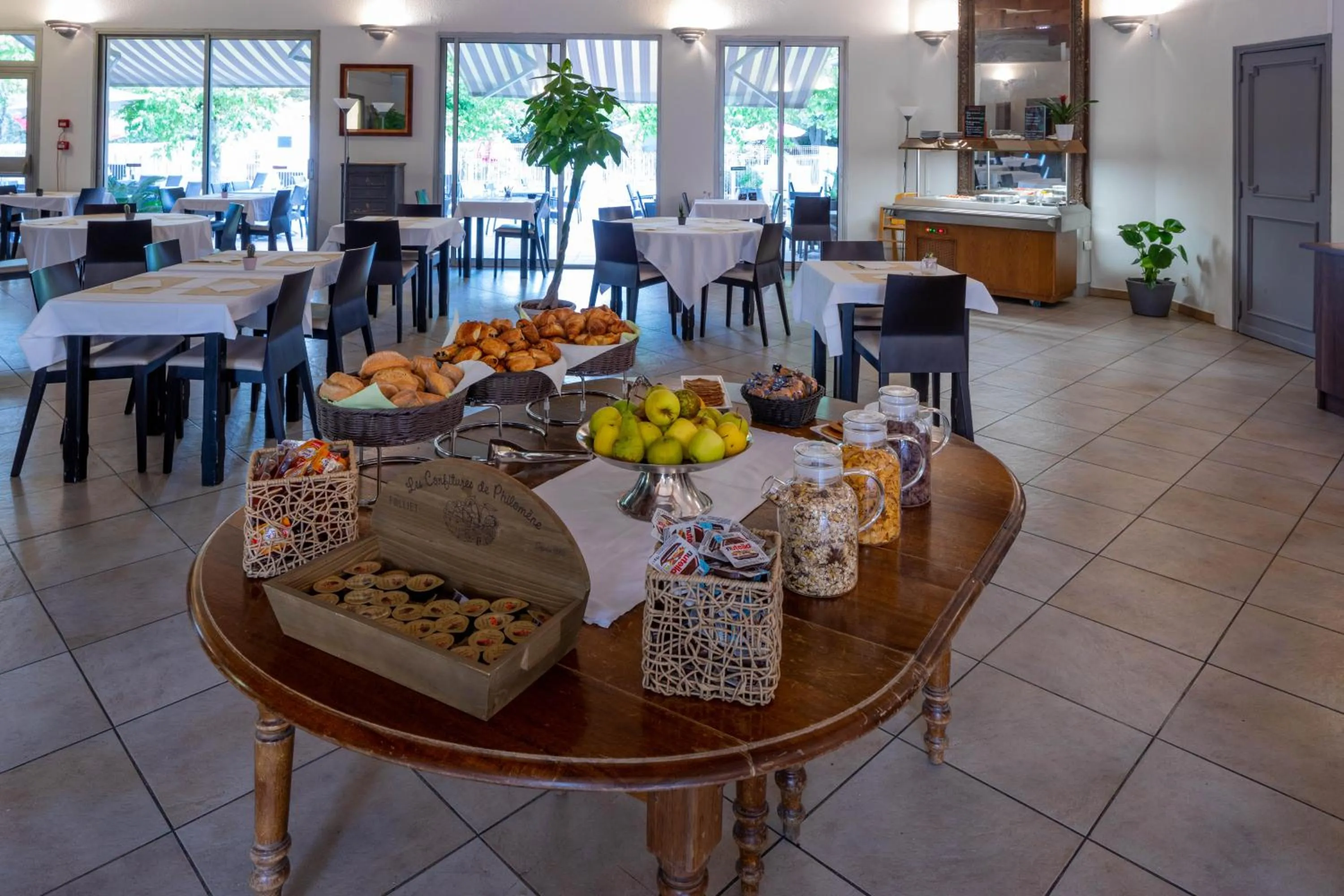 Breakfast in Logis Hotel Noemys pont de l'Etoile