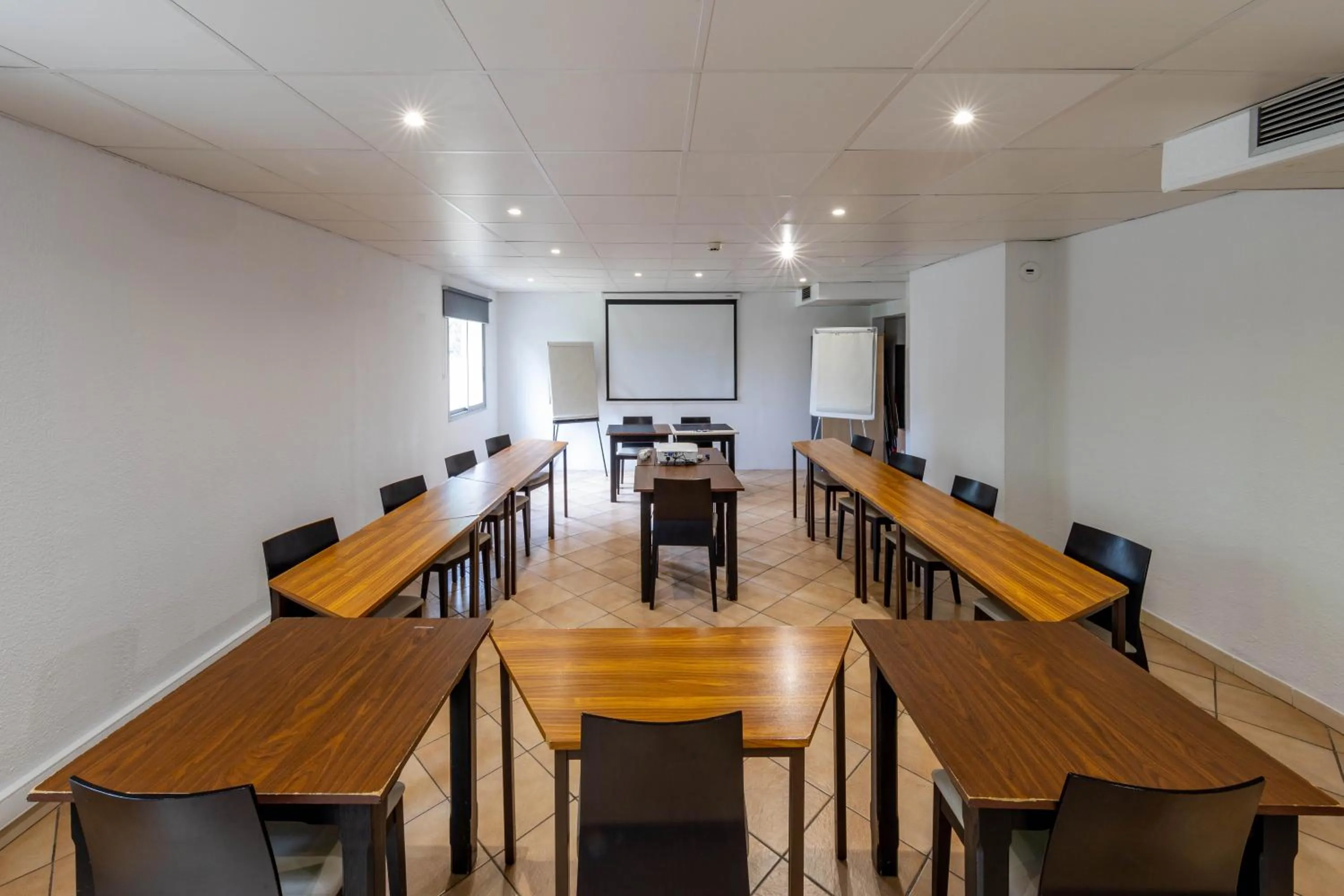 Meeting/conference room in Logis Hotel Noemys pont de l'Etoile