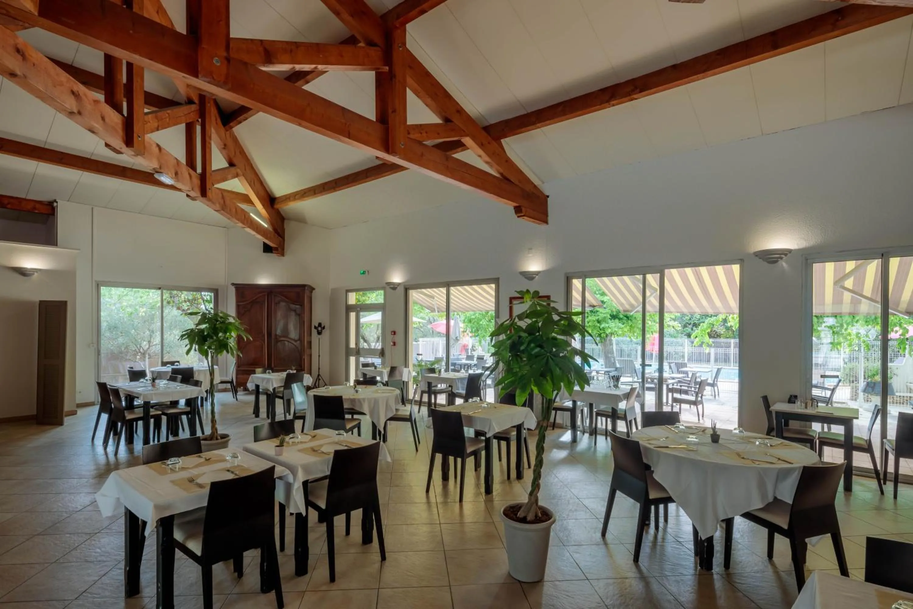 Restaurant/places to eat in Logis Hotel Noemys pont de l'Etoile