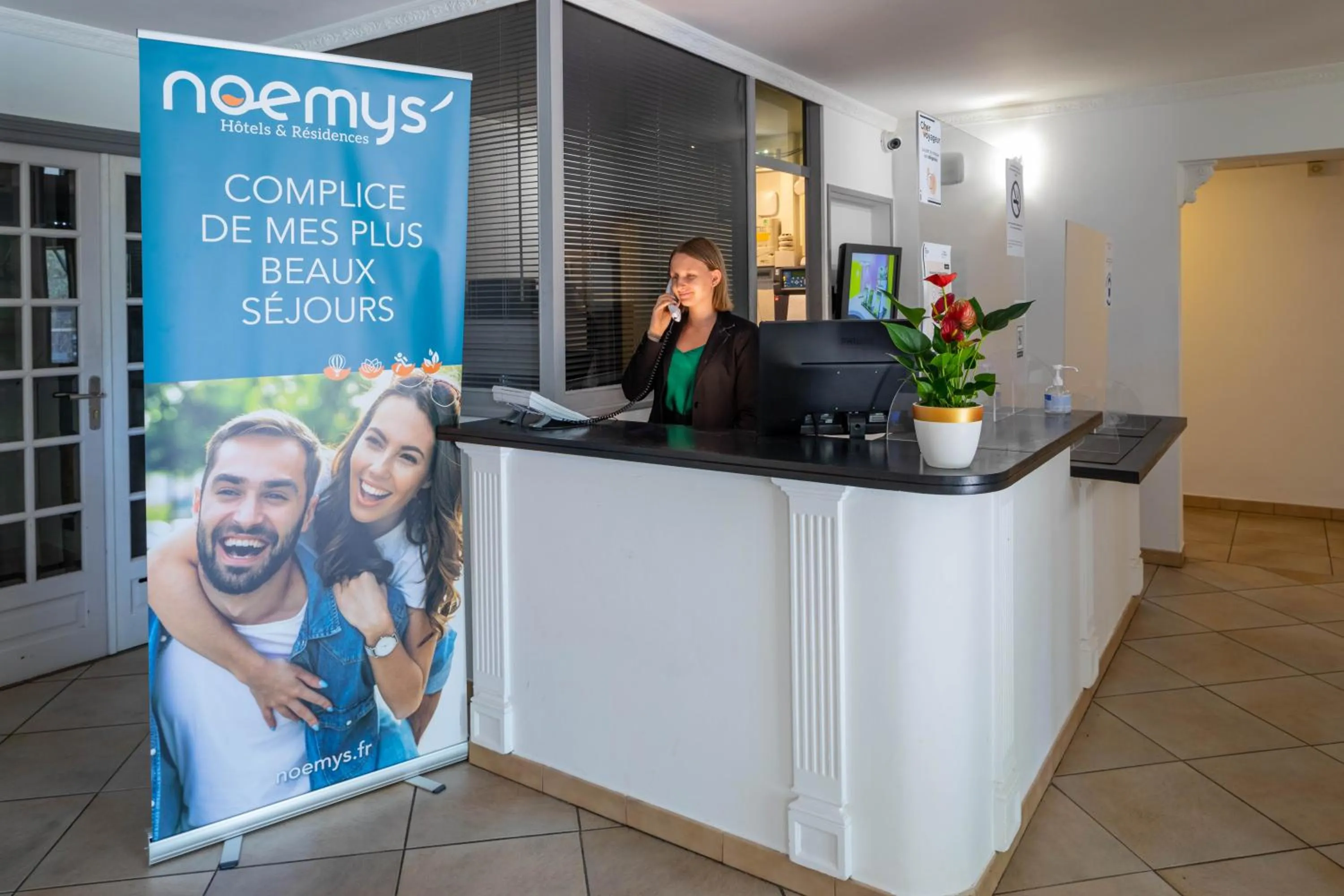 Lobby or reception in Logis Hotel Noemys pont de l'Etoile