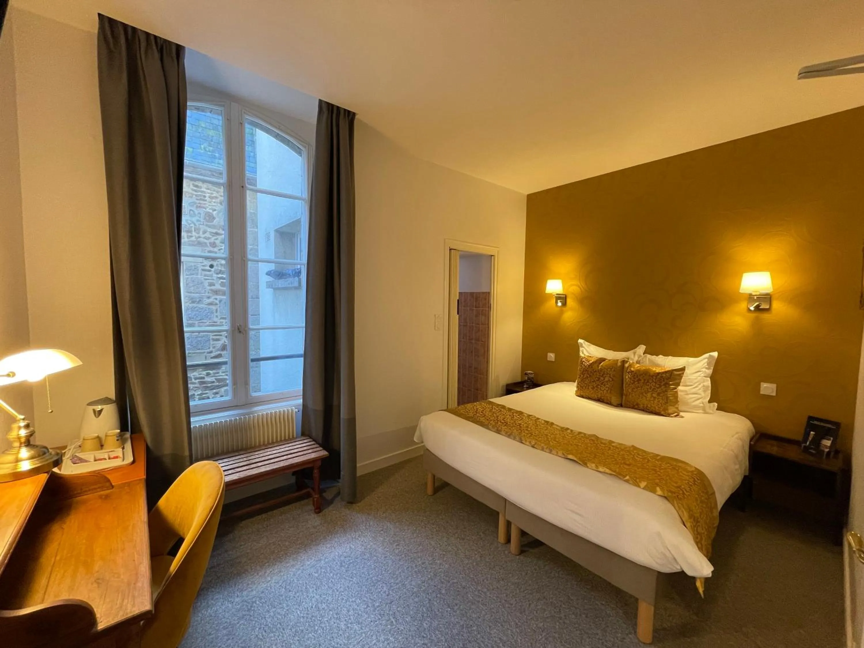 Bed in Balzac Hôtel Restaurant