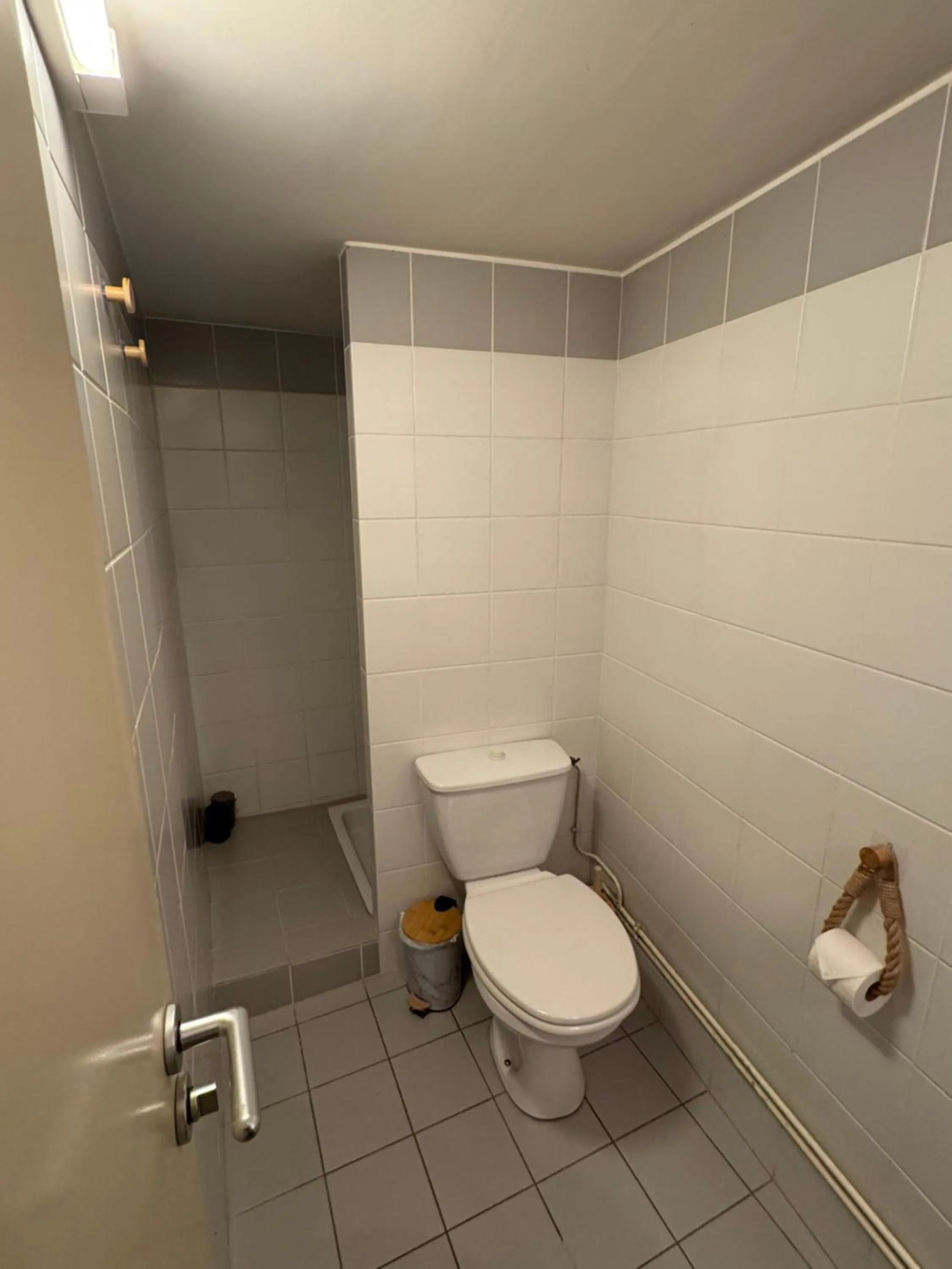 Shower in Balzac Hôtel Restaurant