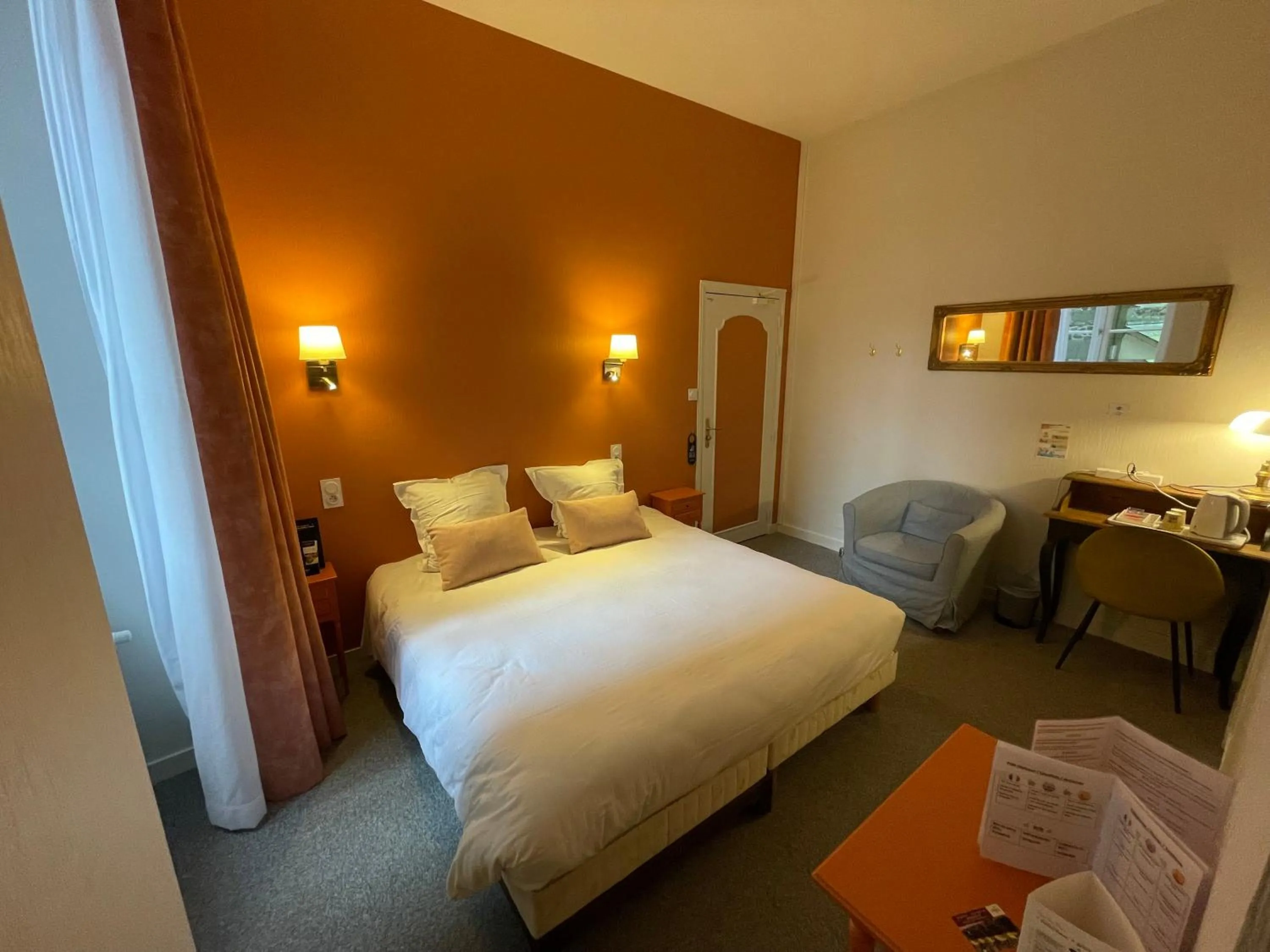 Bed in Balzac Hôtel Restaurant