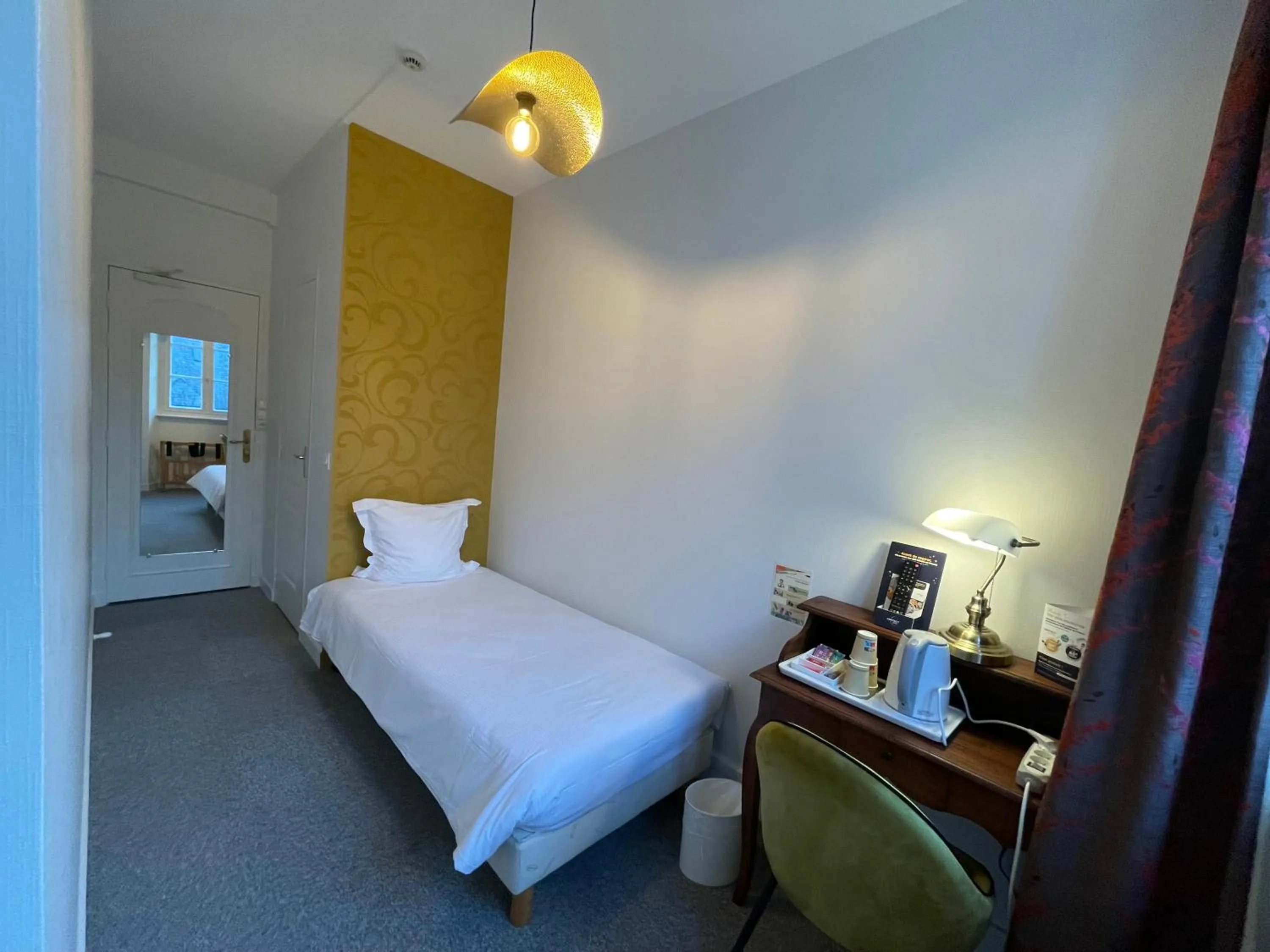 Bed in Balzac Hôtel Restaurant