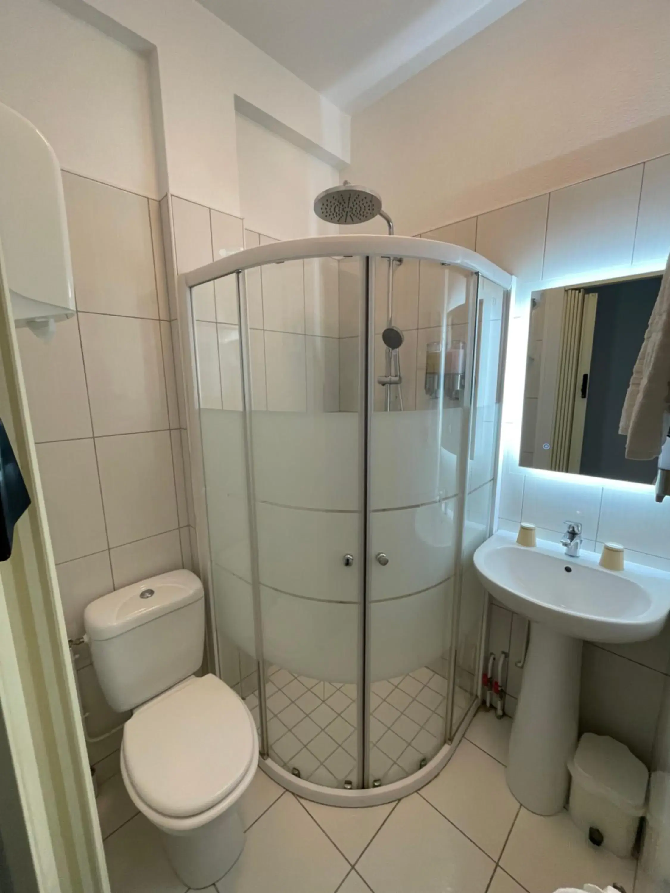 Triple Room in Balzac Hôtel Restaurant Triple Room in Balzac Hôtel Restaurant