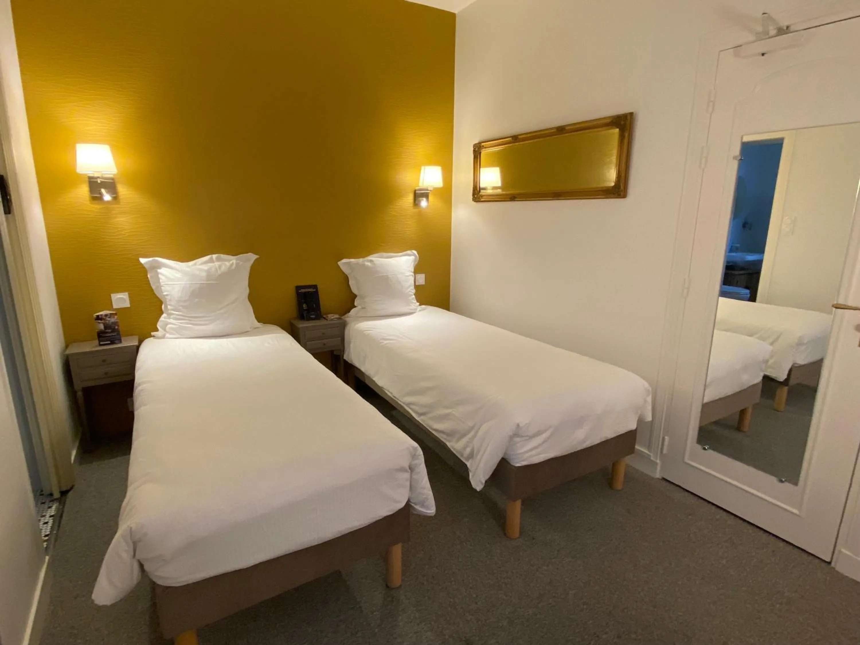 Bedroom, Bed in Balzac Hôtel Restaurant