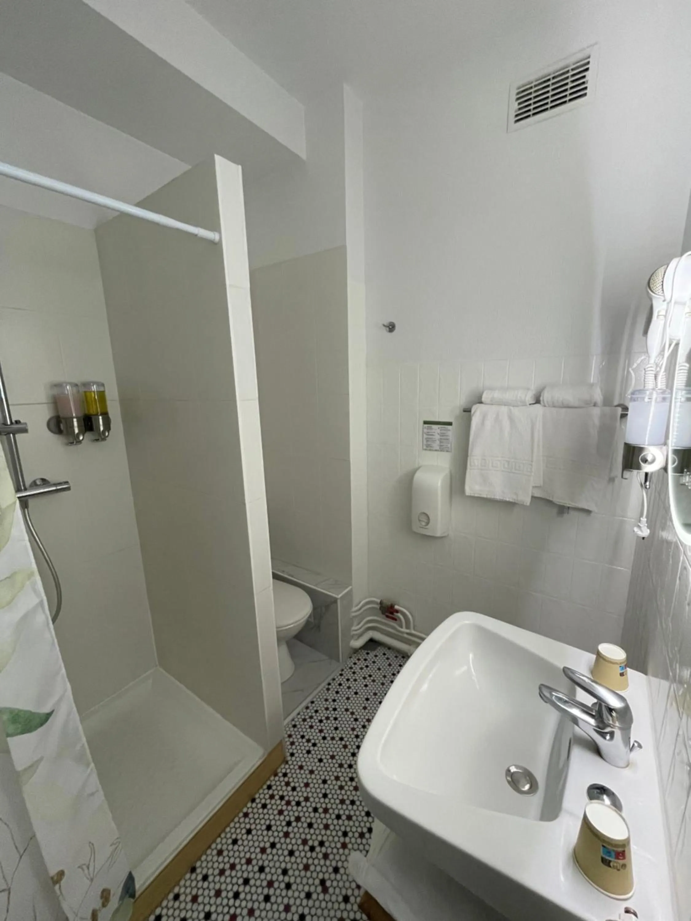 Shower in Balzac Hôtel Restaurant