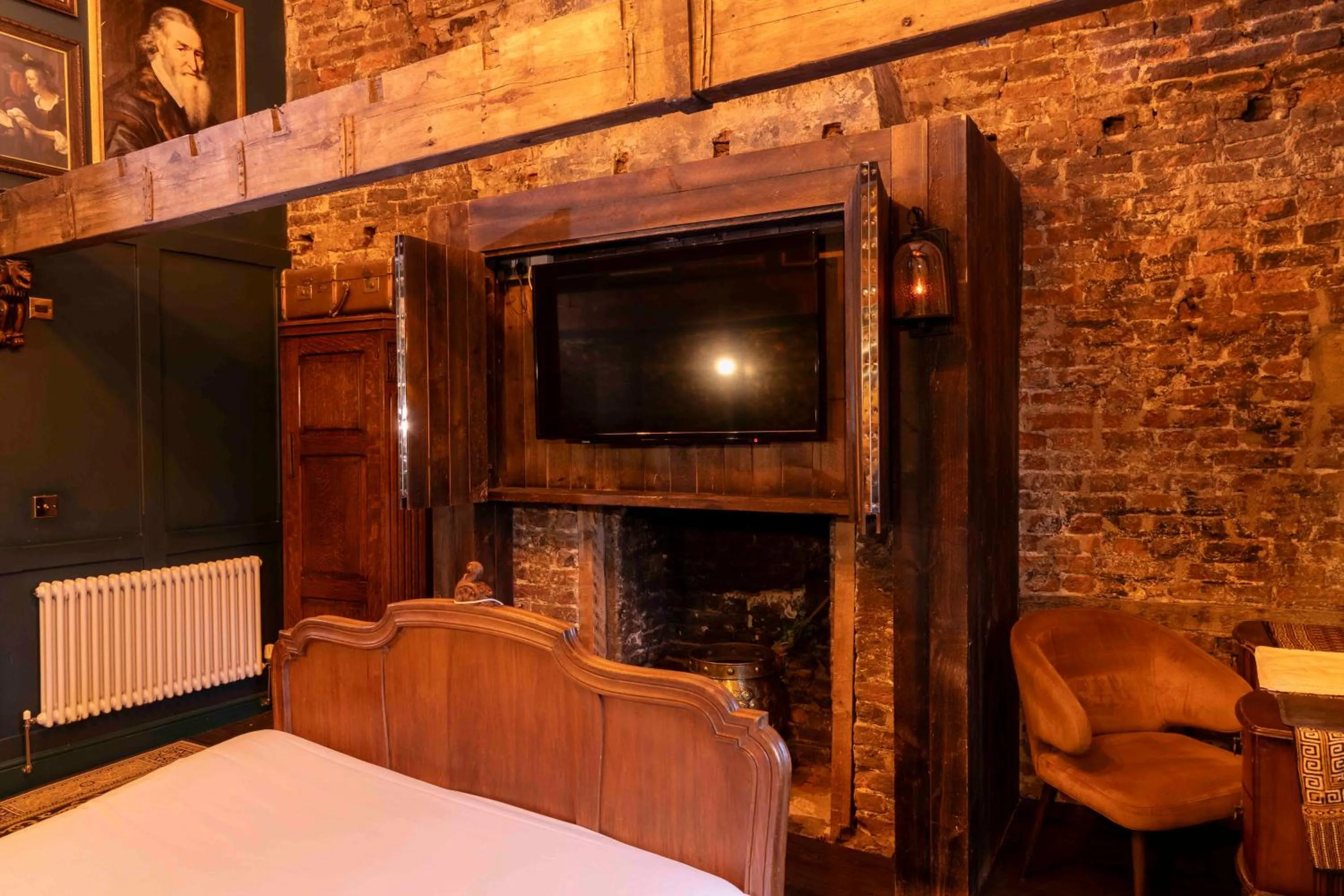 TV and multimedia, Bed in The Dirty Bottles Hotel