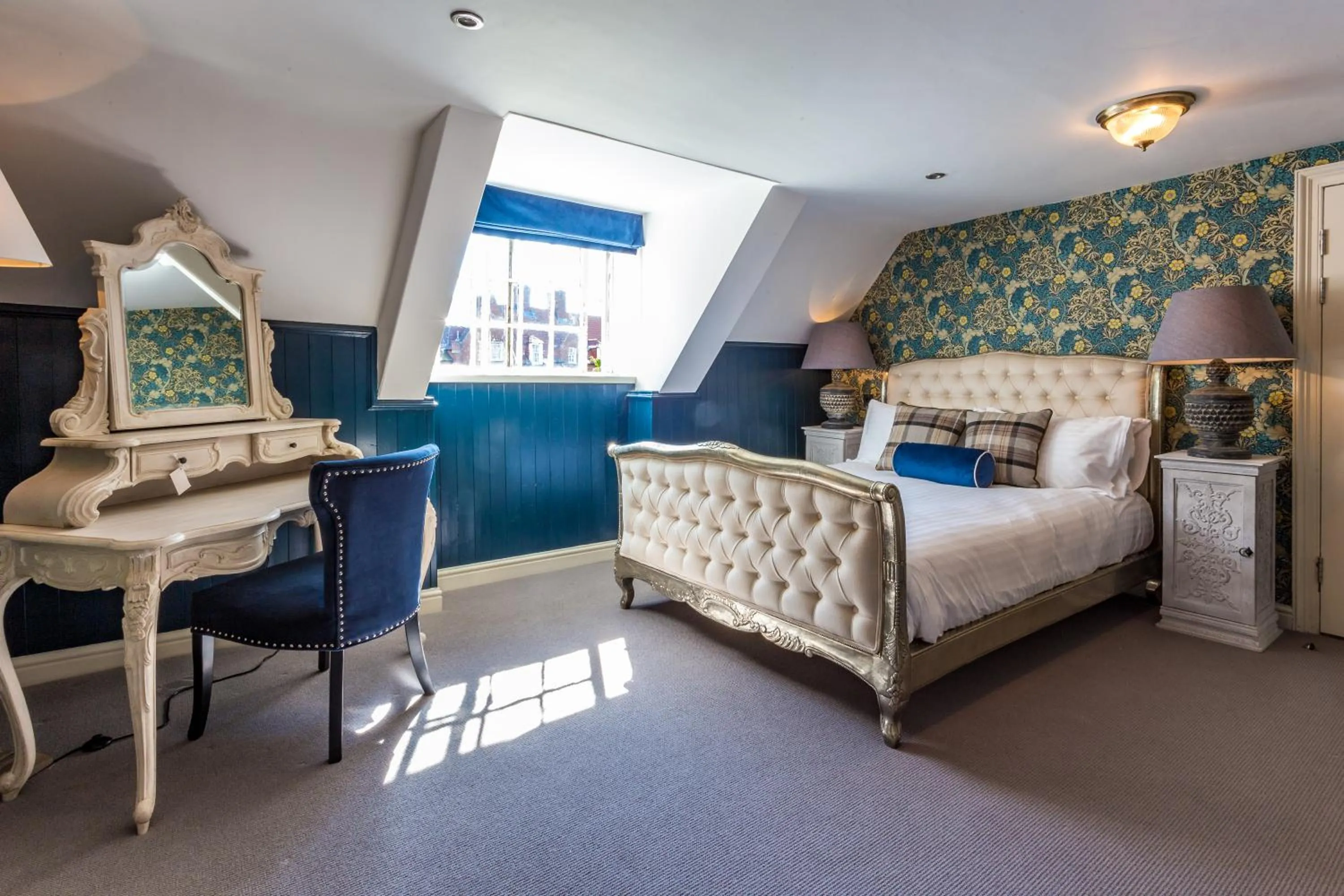 Photo of the whole room, Bed in The Dirty Bottles Hotel