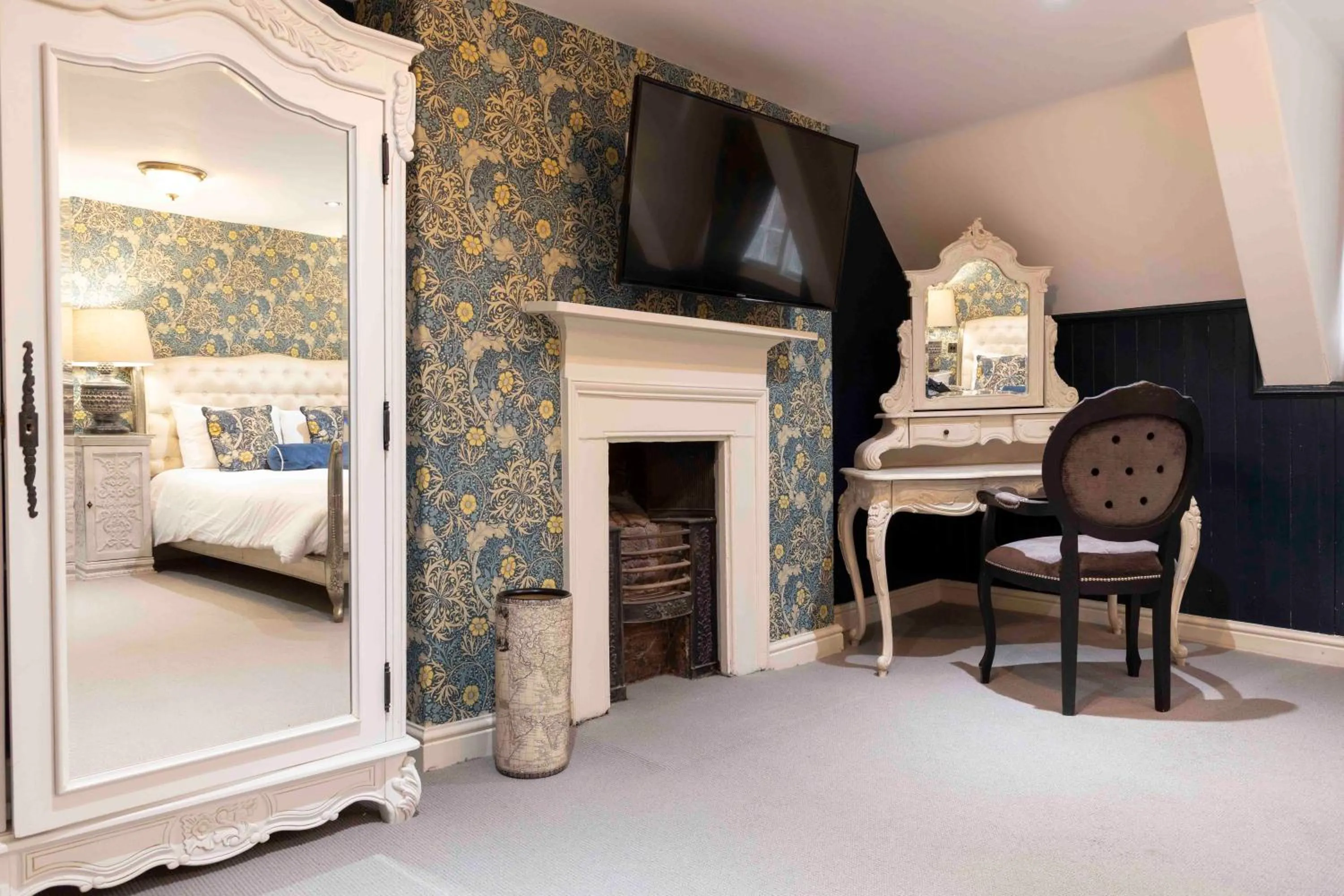 Bedroom, Bed in The Dirty Bottles Hotel