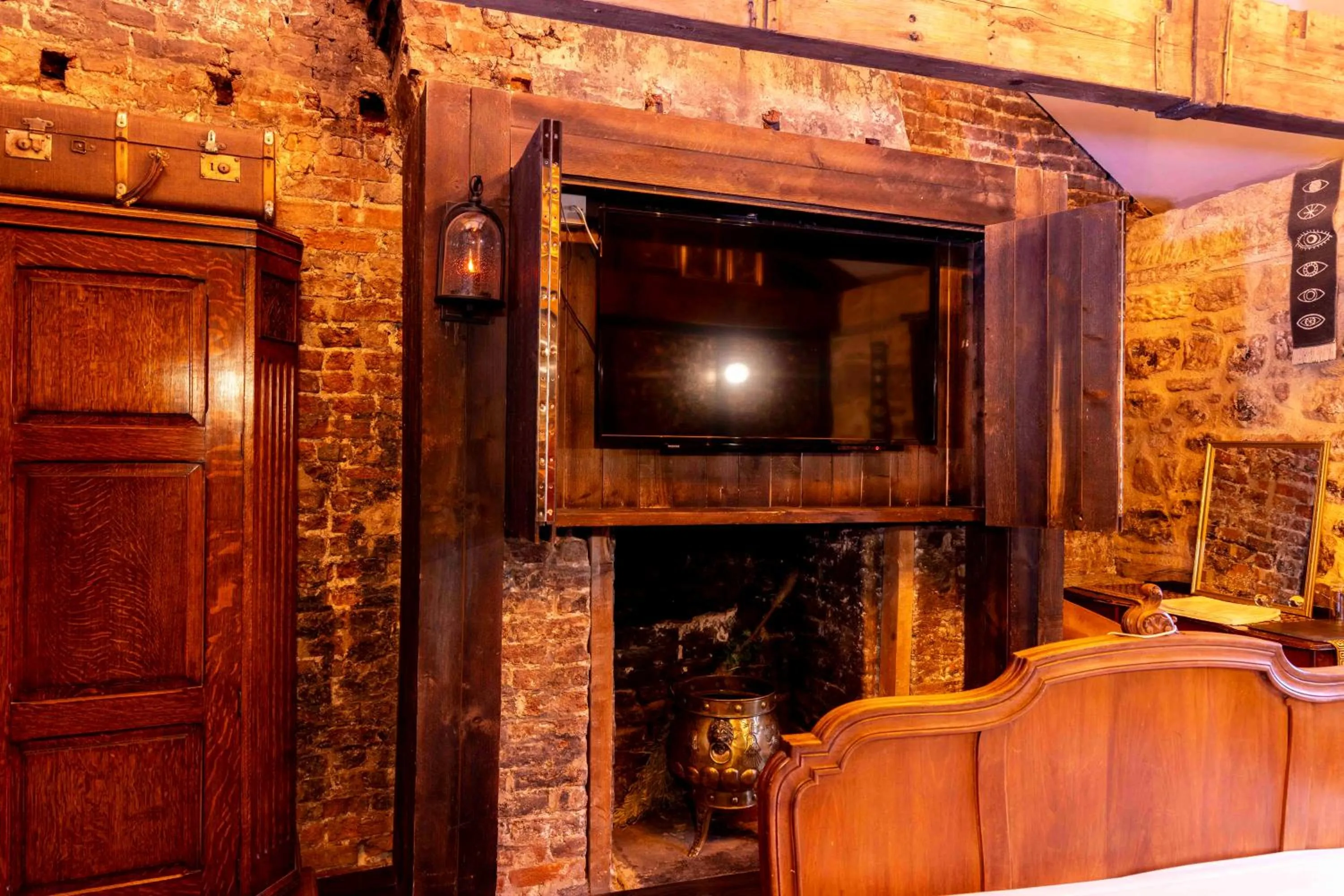 TV and multimedia in The Dirty Bottles Hotel