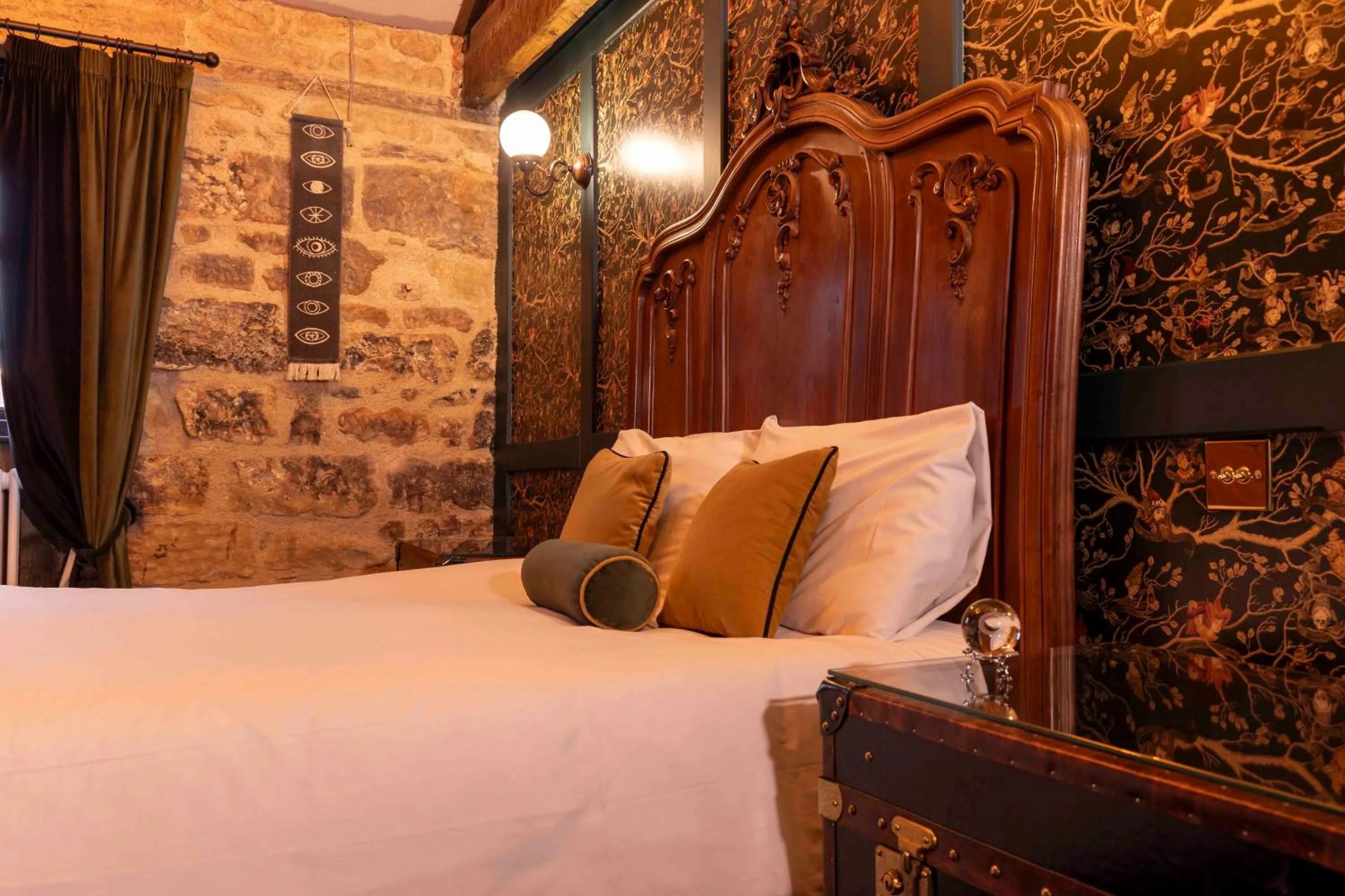 Bedroom, Bed in The Dirty Bottles Hotel