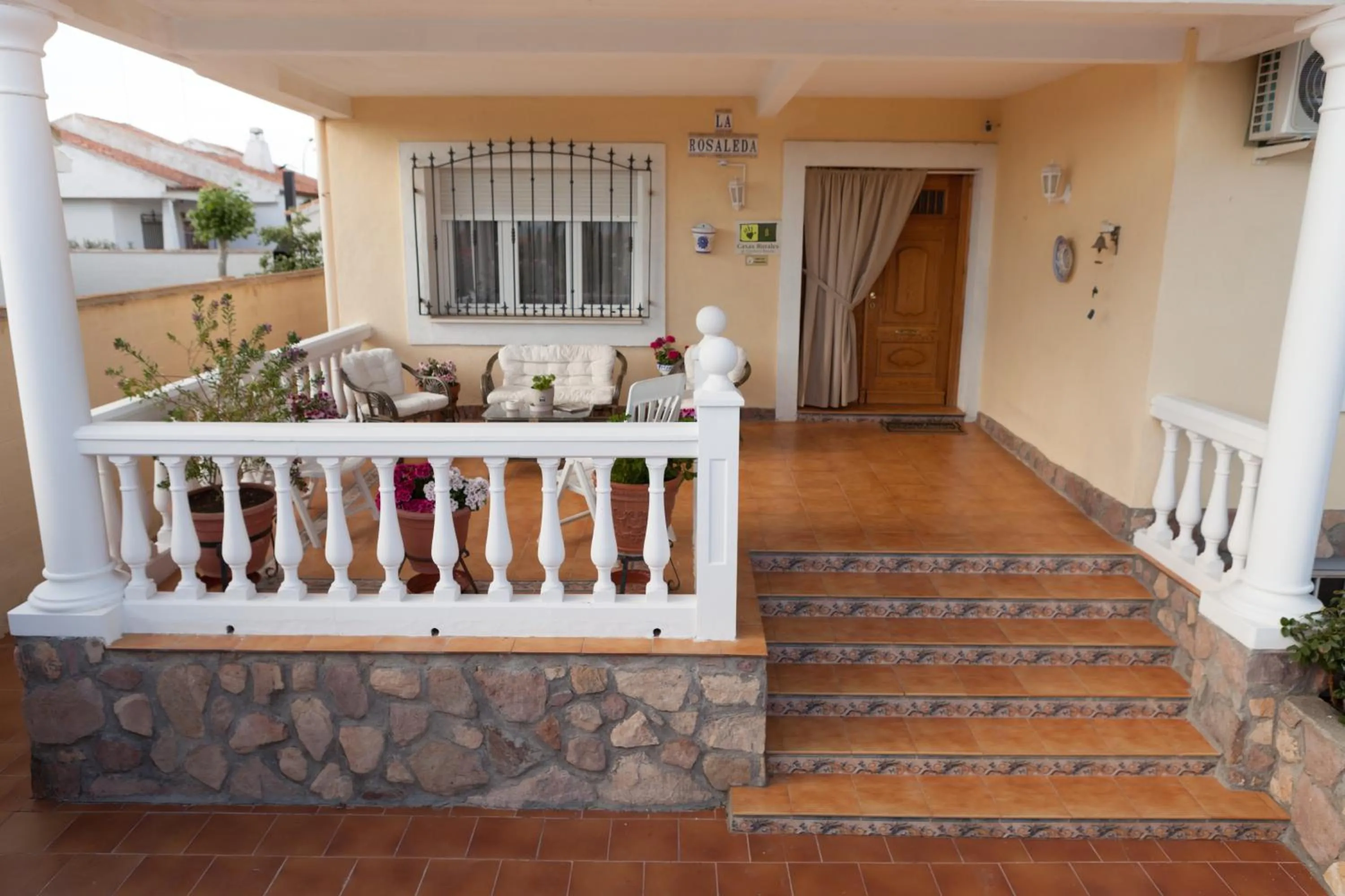 Facade/entrance in La Rosaleda de Orgaz