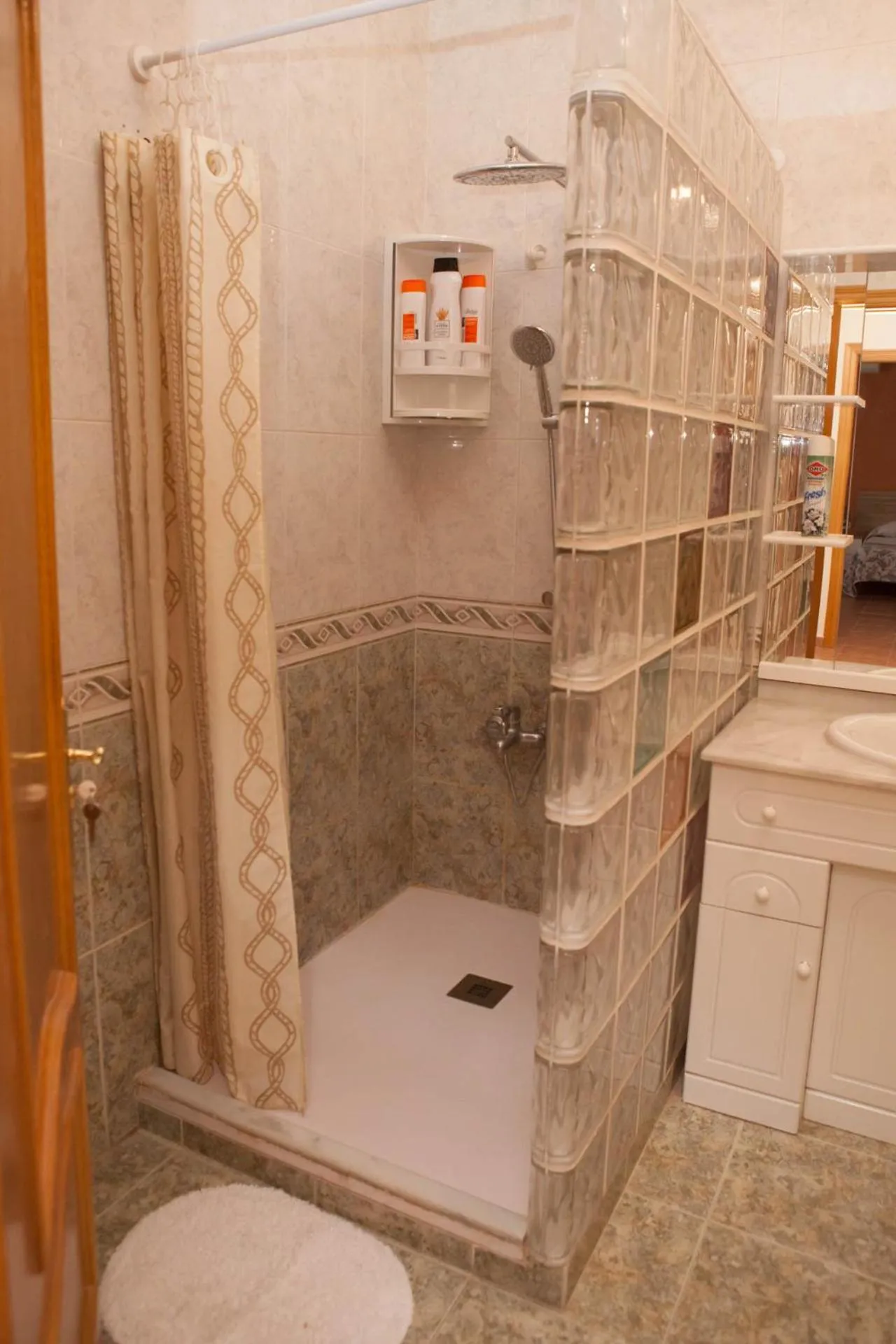 Shower in La Rosaleda de Orgaz