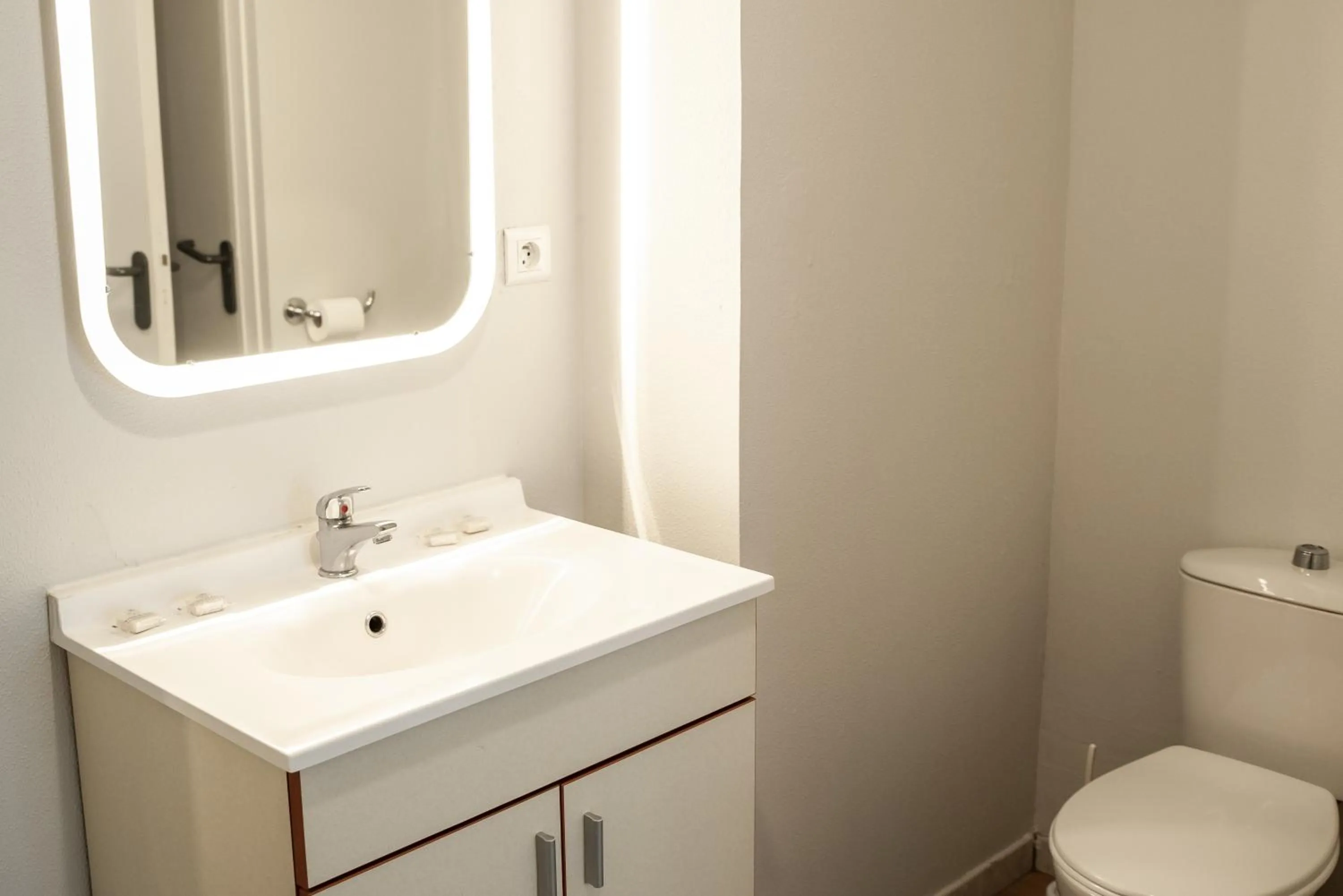 Toilet in Terres de France Brest