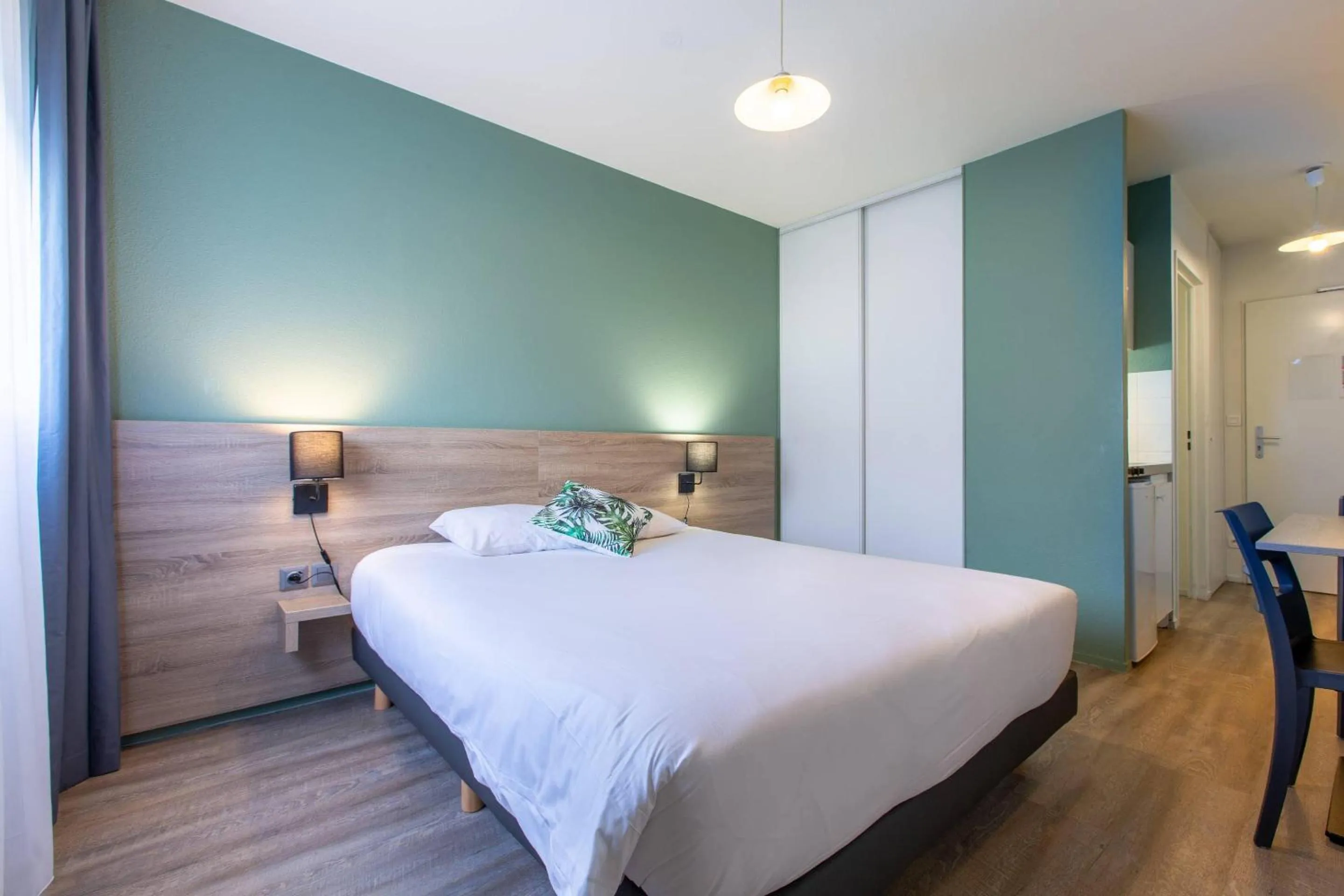 Bedroom, Bed in Comfort Aparthotel Le Mans