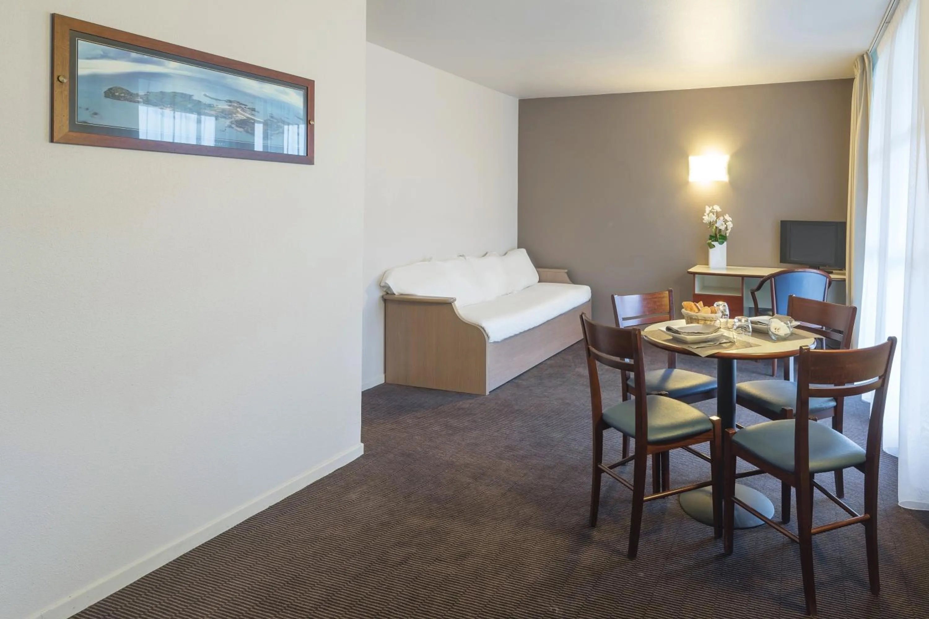 Living room, Bed in City Résidence Nancy