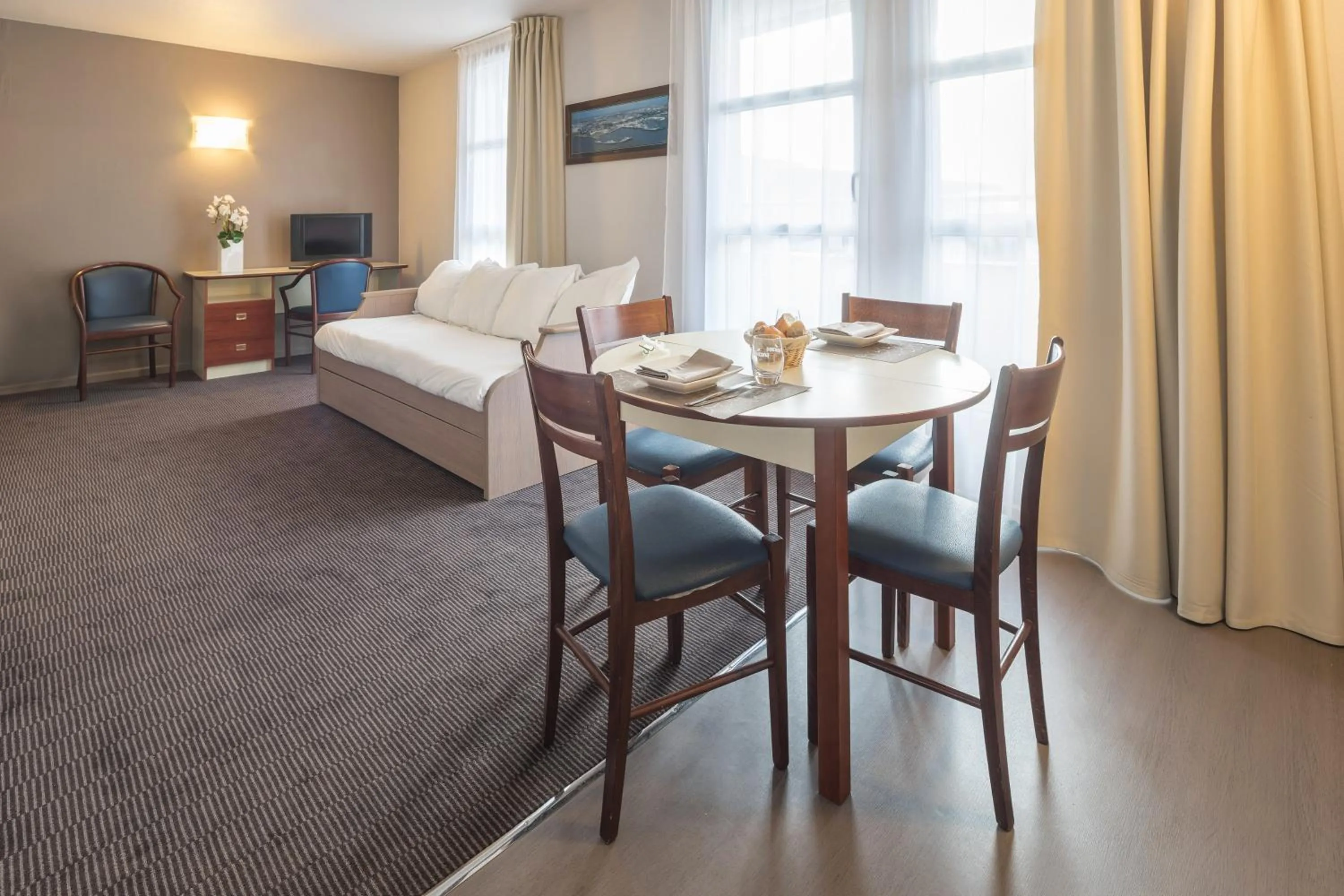 Living room, Bed in City Résidence Nancy