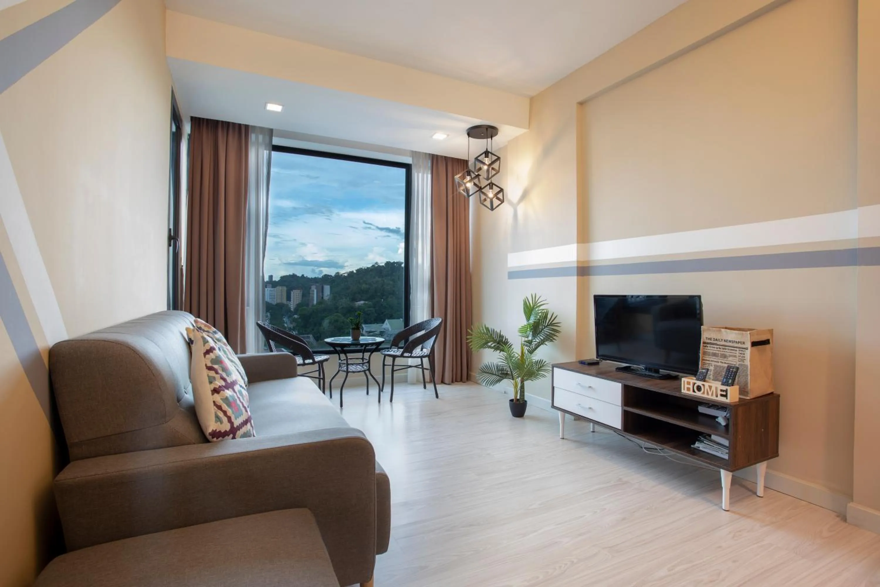 Communal lounge/ TV room in Cozy Living Sky Apartment