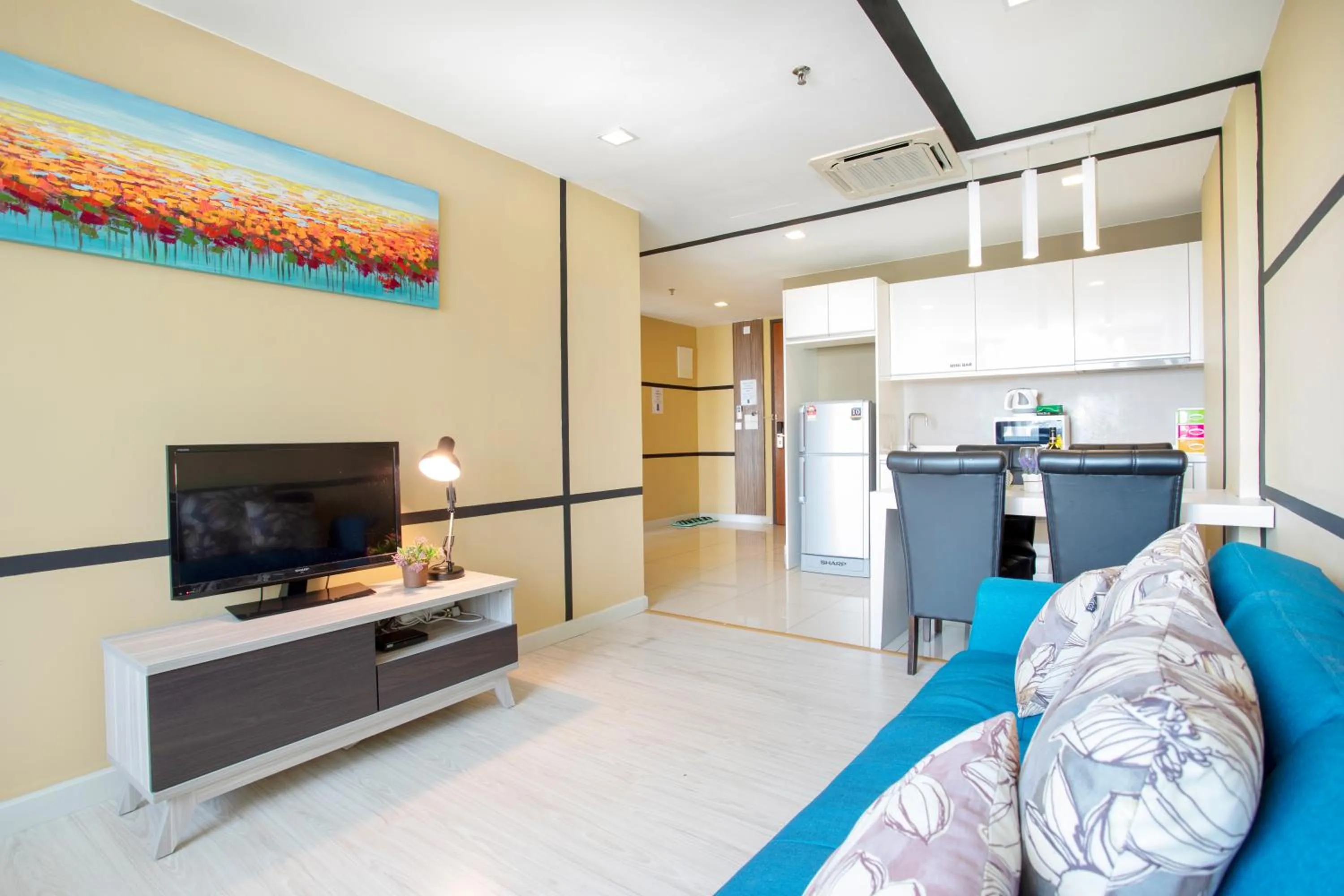 TV and multimedia in Cozy Living Sky Apartment