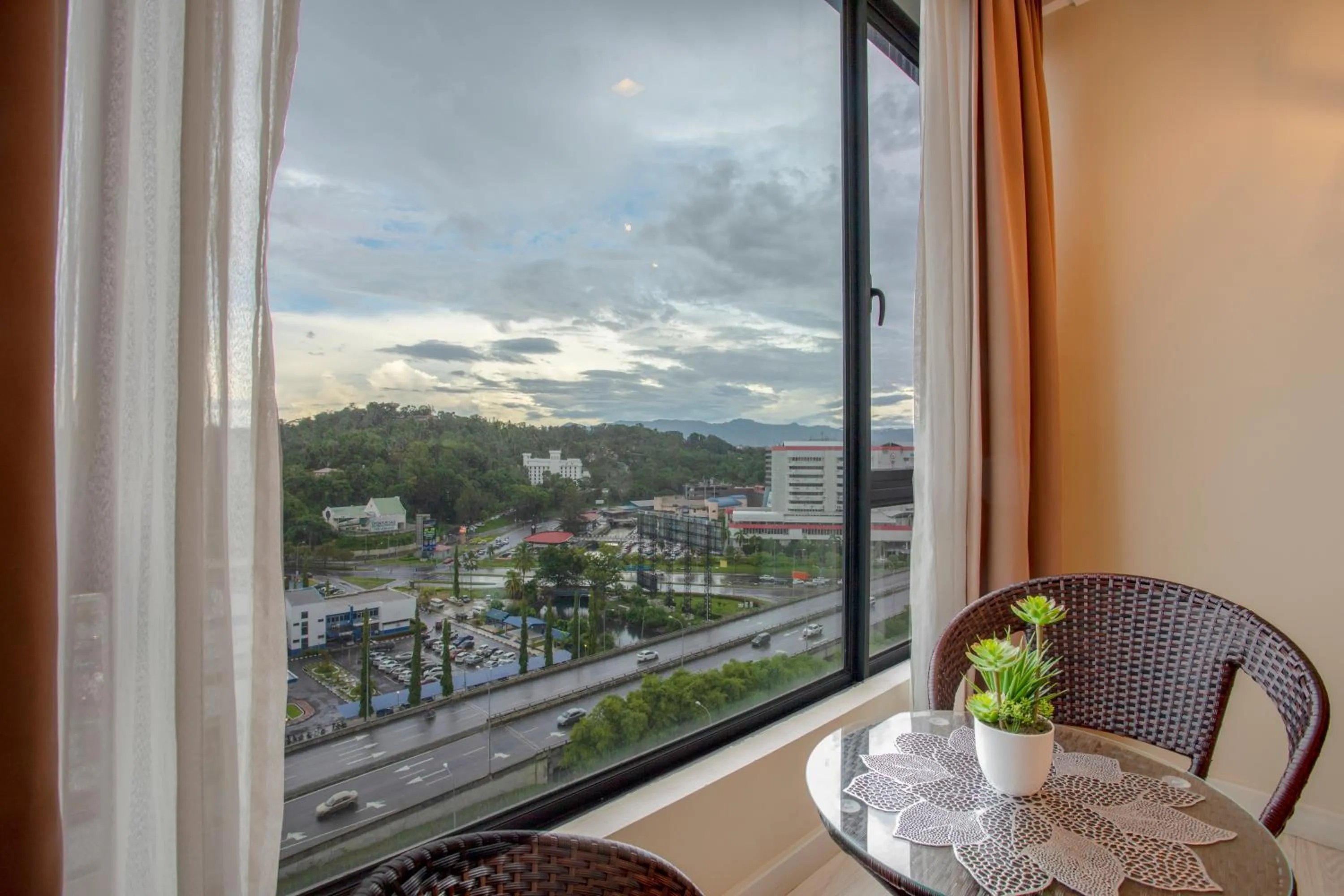 City view in Cozy Living Sky Apartment