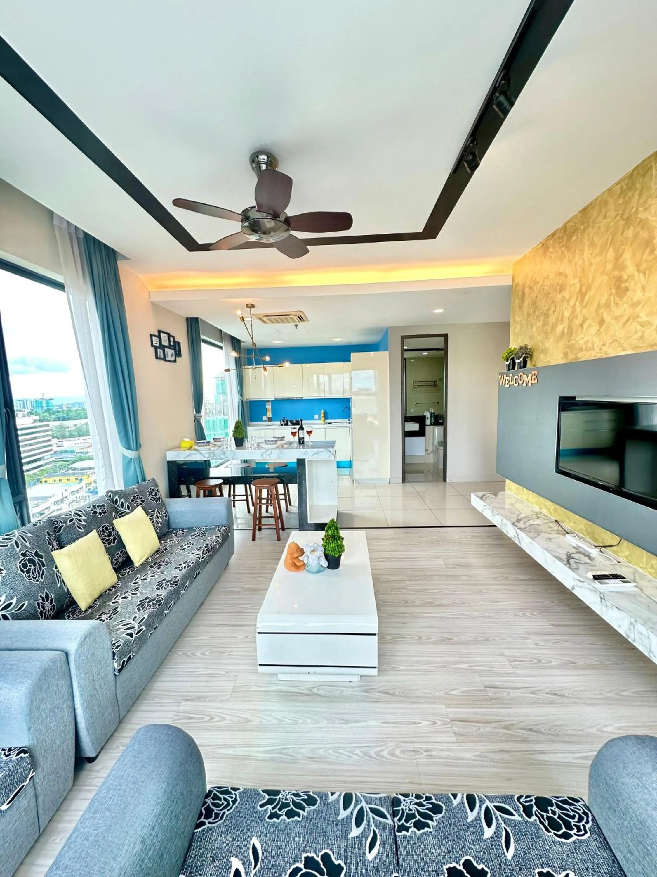 Communal lounge/ TV room in Cozy Living Sky Apartment