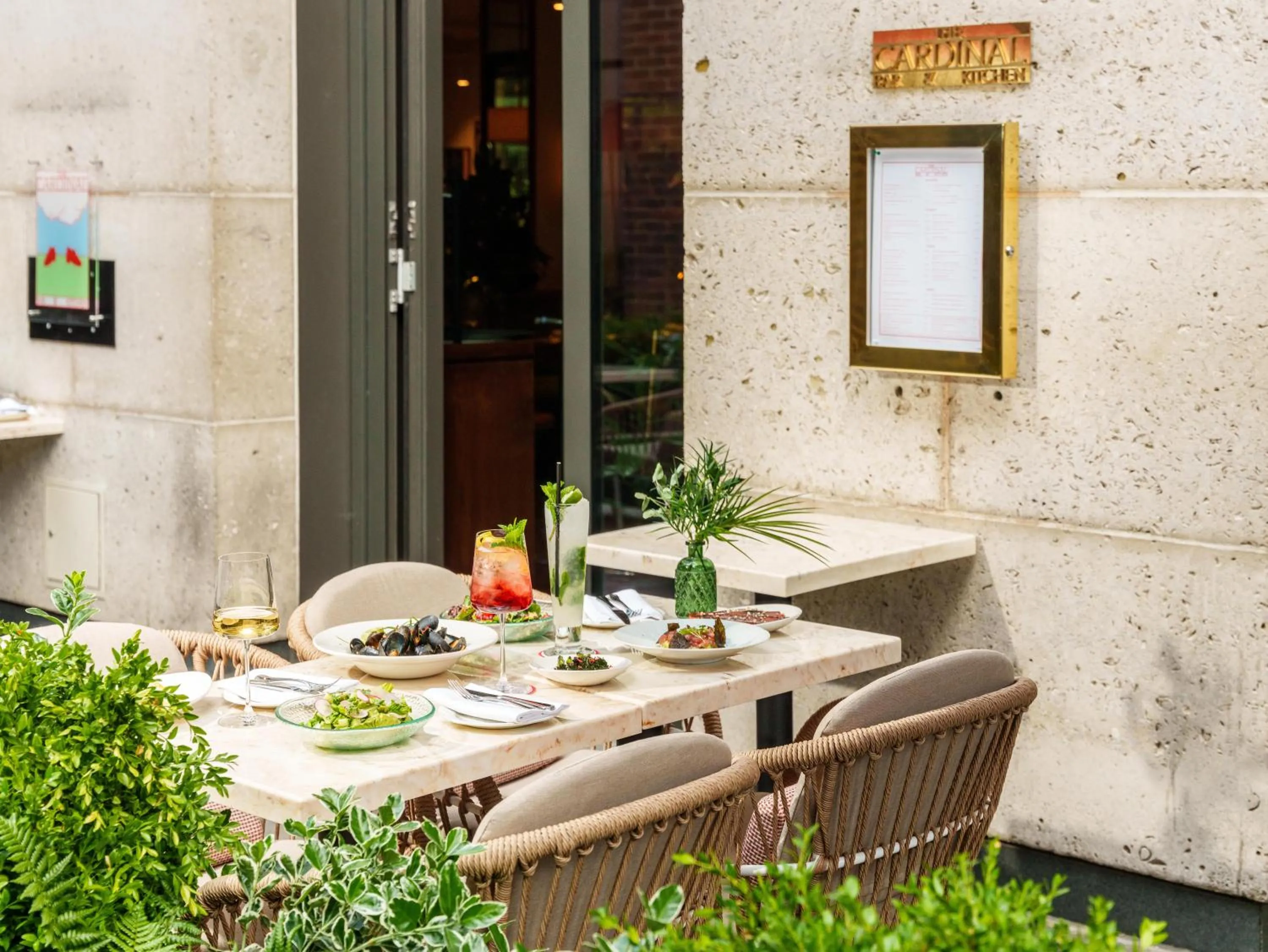 Restaurant/places to eat in Hotel Saint London