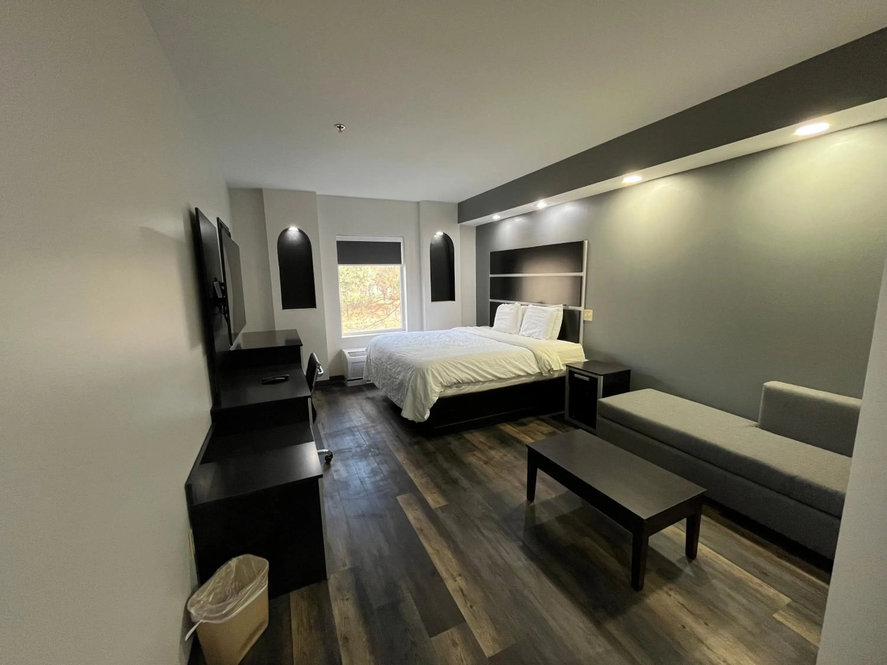 Photo of the whole room, Bed in Sonesta Essential Savannah